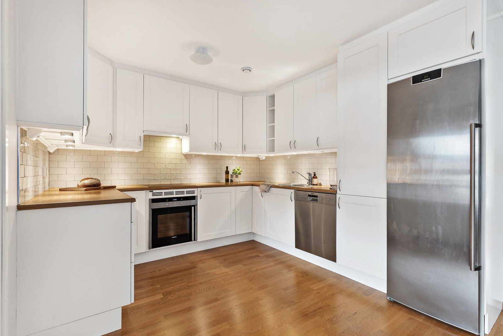 Kjøkkeninnredning er med glatte fronter og laminat benkeplate med nedfelt vaskekum. Galleribilde