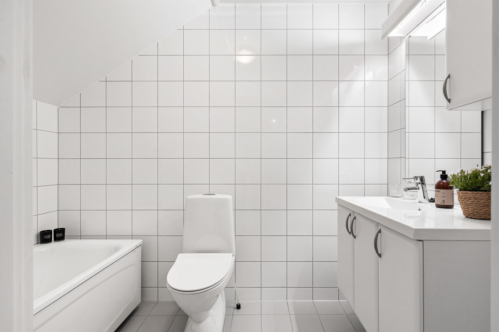 Badet er pent fislagt på gulv og vegger med elektrisk gulvvarme. Galleribilde