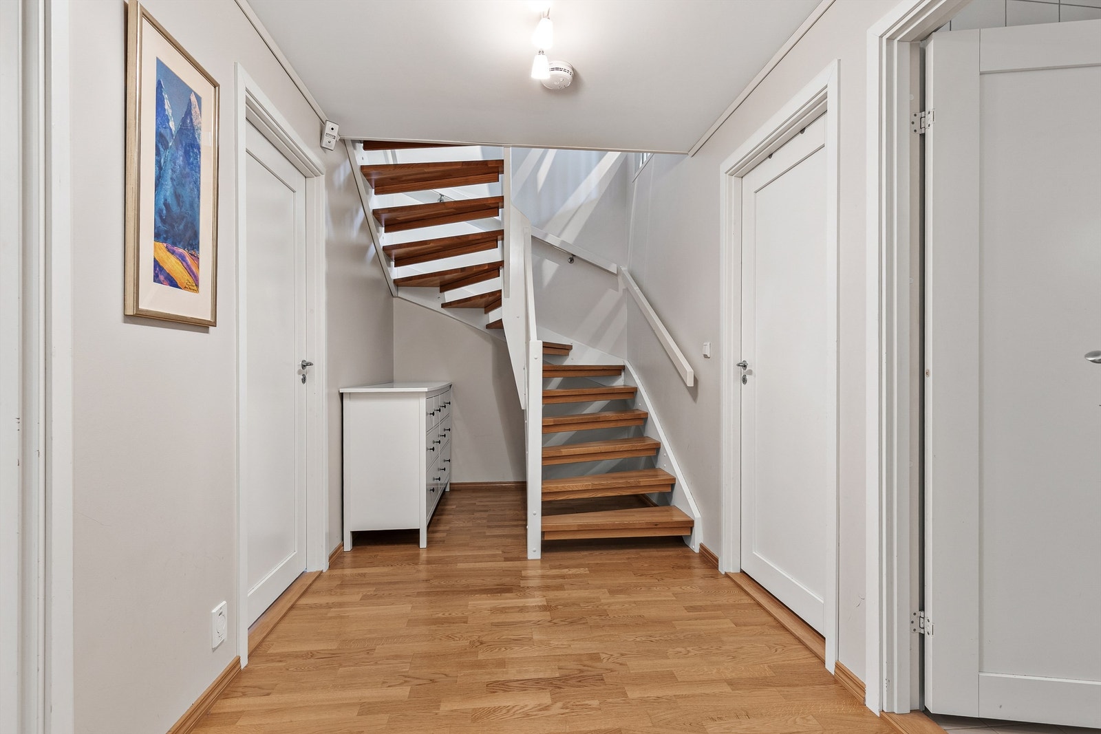 Fra gangen er det adkomst til alle rommene. Etasjen består av entré, soverom, bad, toalett og bod. Galleribilde