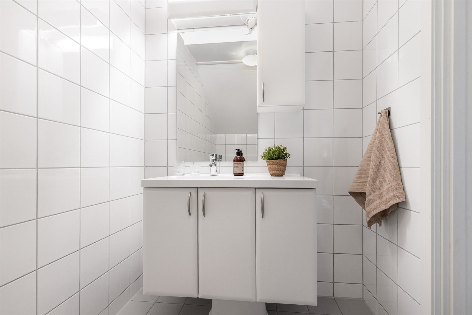 Av innredning er det toalett, servant nedfelt i innredning og badekar. Galleribilde