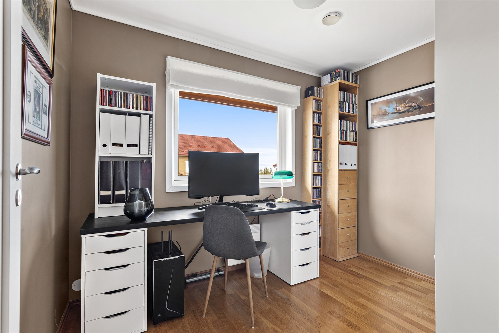 Rommet er i dag anvendt som kontor, men passer også ypperlig som barnerom eller gjesterom. Galleribilde