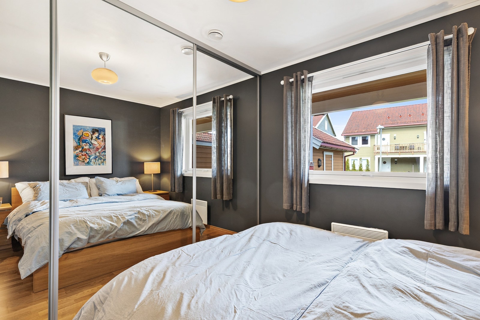 Det er også rikelig med oppbevaringsplass i en romslig skyvedørsgarderobe med speil. Galleribilde