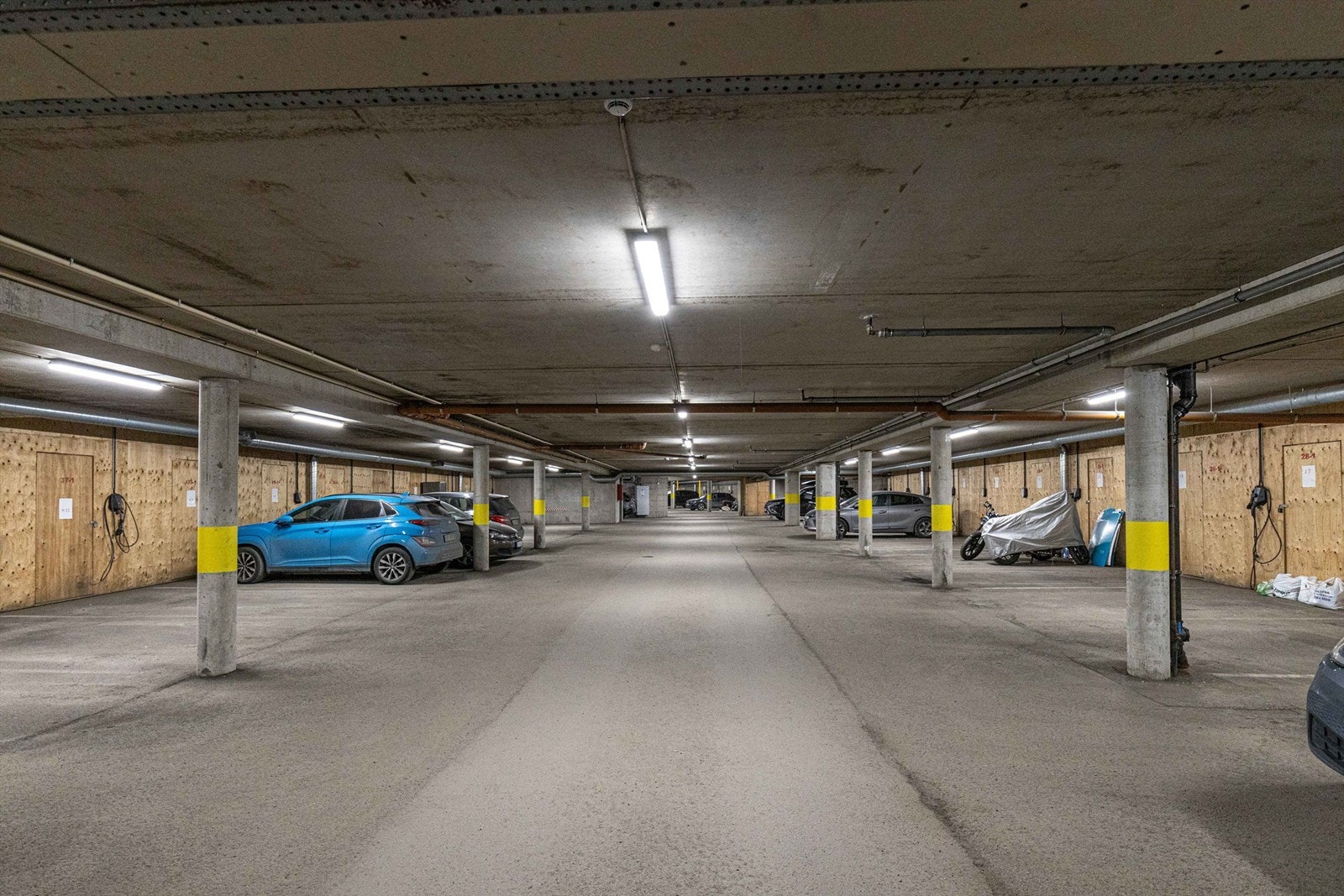 Boligen disponerer to garasjeplasser i egen garasjekjeller. Galleribilde