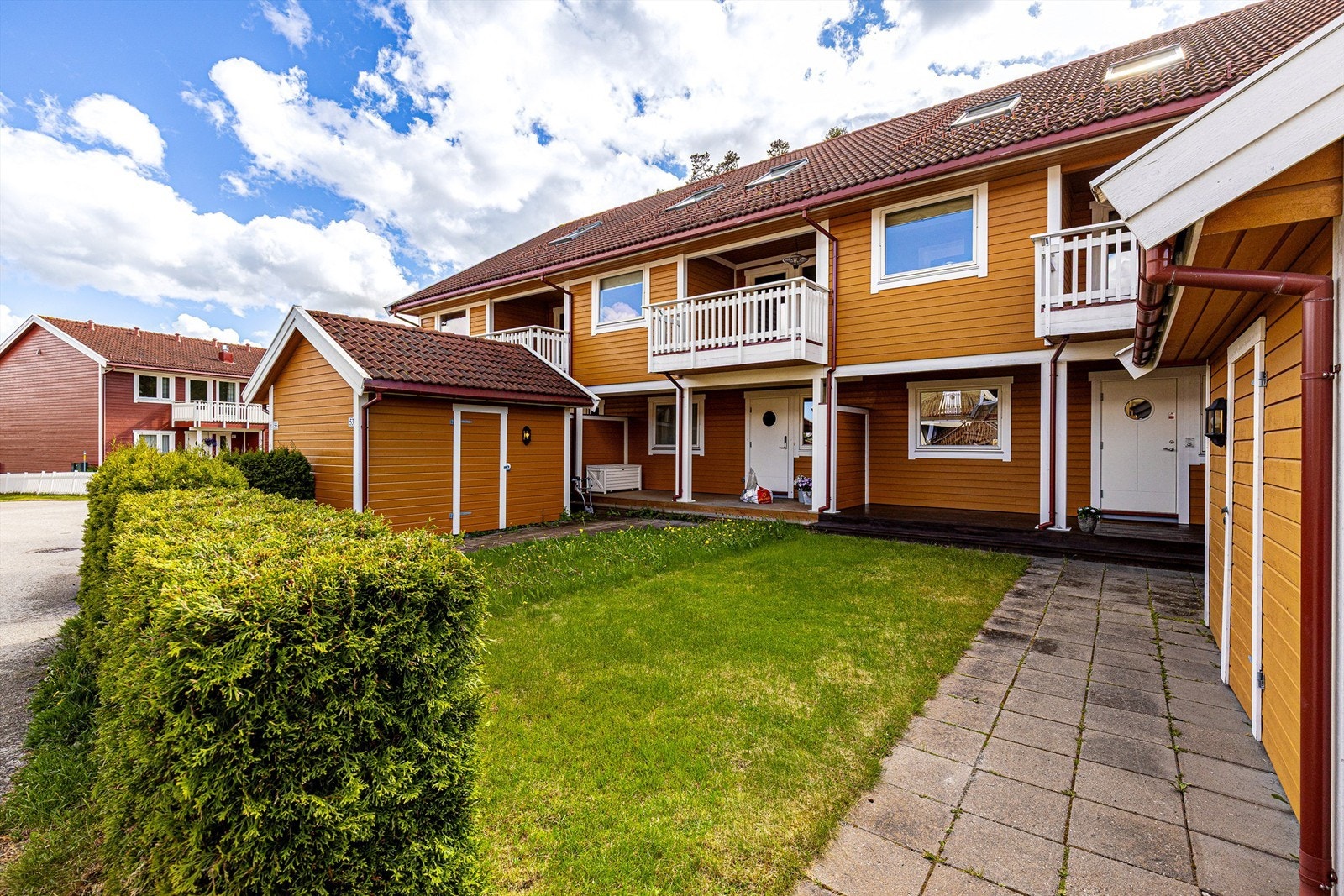 Et lyst og romslig rekkehus i veletablert sameie med 3 soverom, hage og balkong! Galleribilde