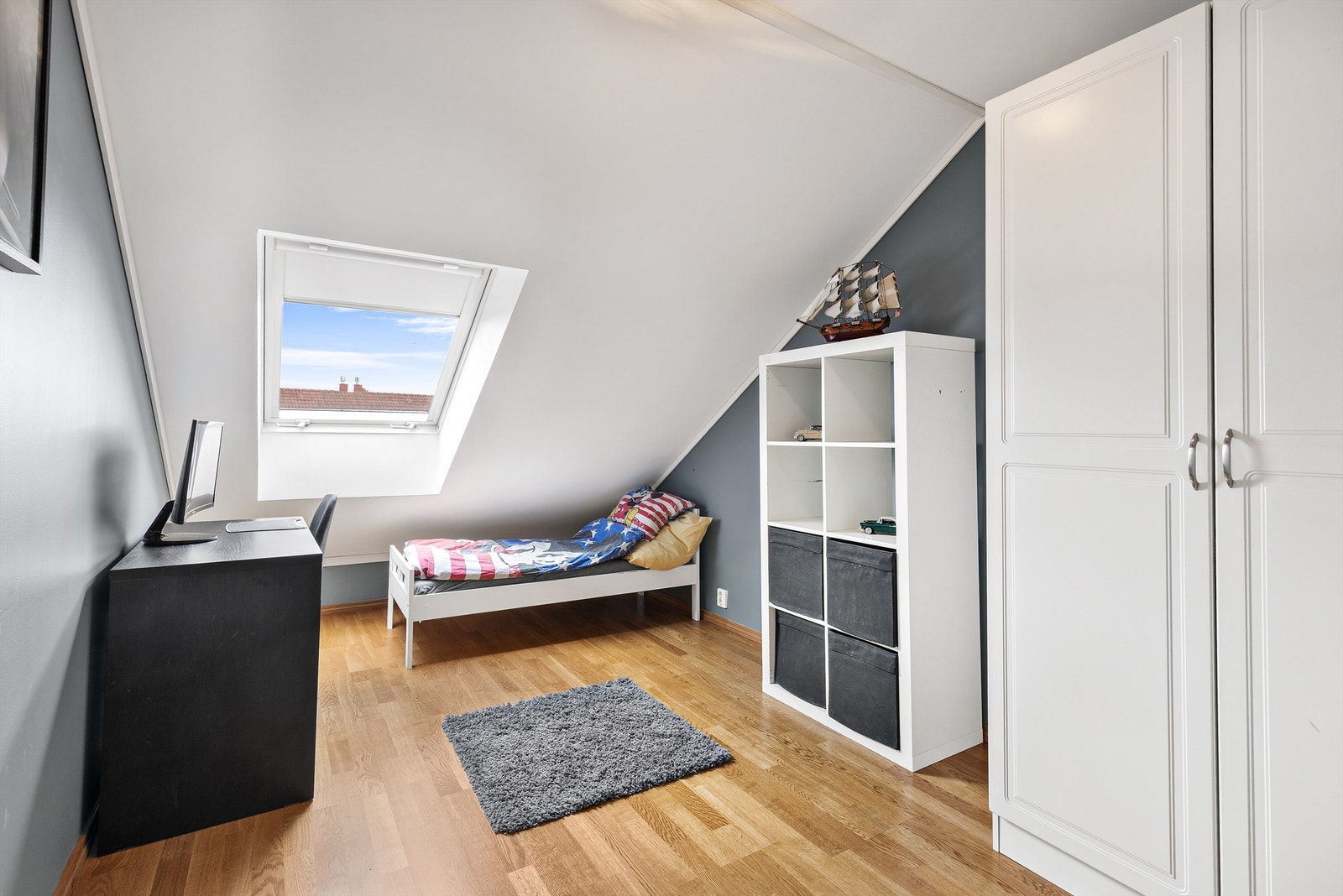 Soverommene er av god størrelse med plass til seng, nattbord og skrivepult. Galleribilde