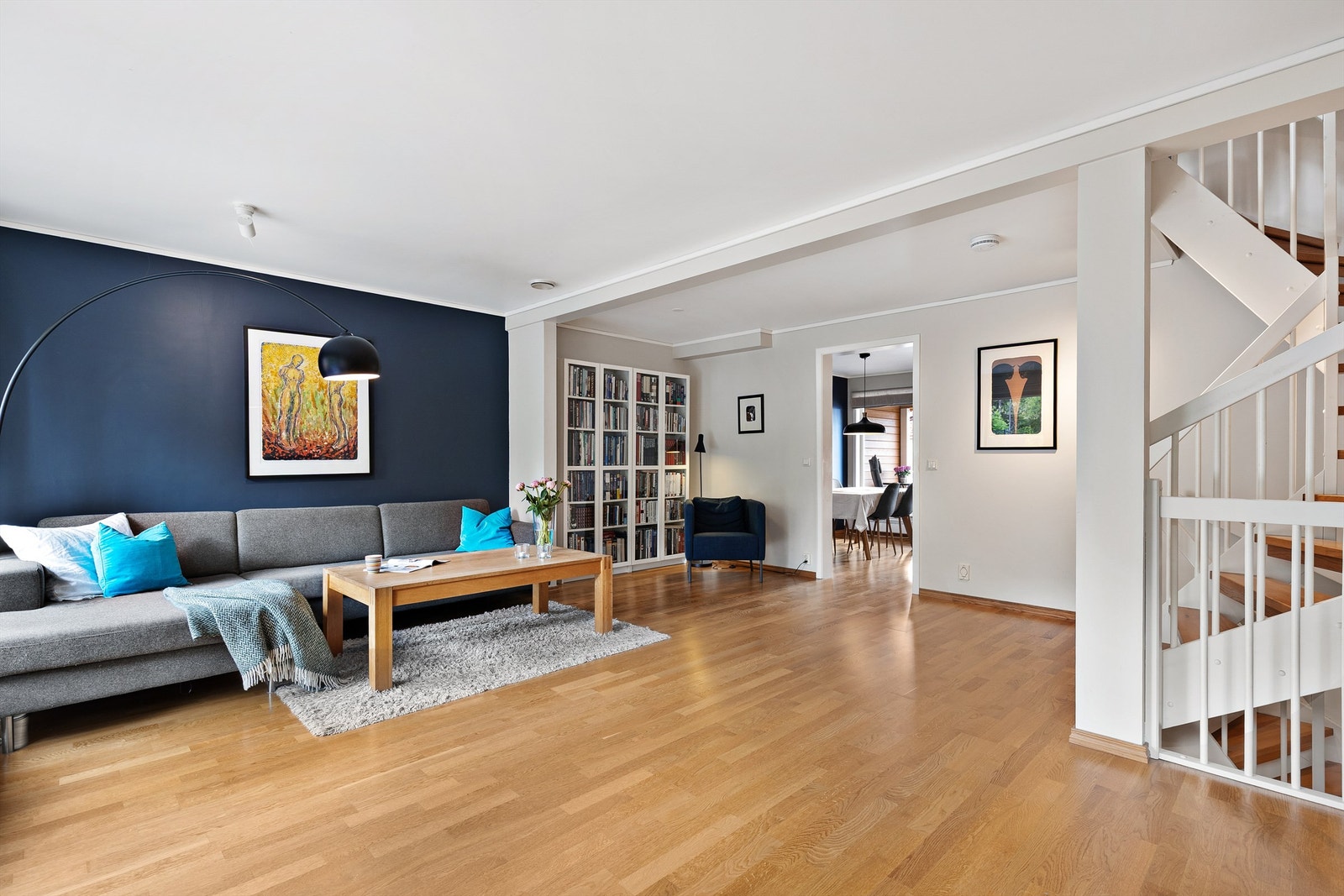 Stuen og kjøkkenet brer seg over nærmest hele planet og skaper et sosialt og naturlig samlingspunkt i boligen. Galleribilde