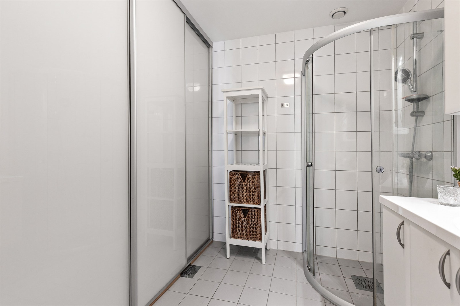 Her er det også en praktisk skyvedør som skjuler oppvaskmaskin, varmtvannstank og andre ting du ikke vil ha synlig på badet. Galleribilde