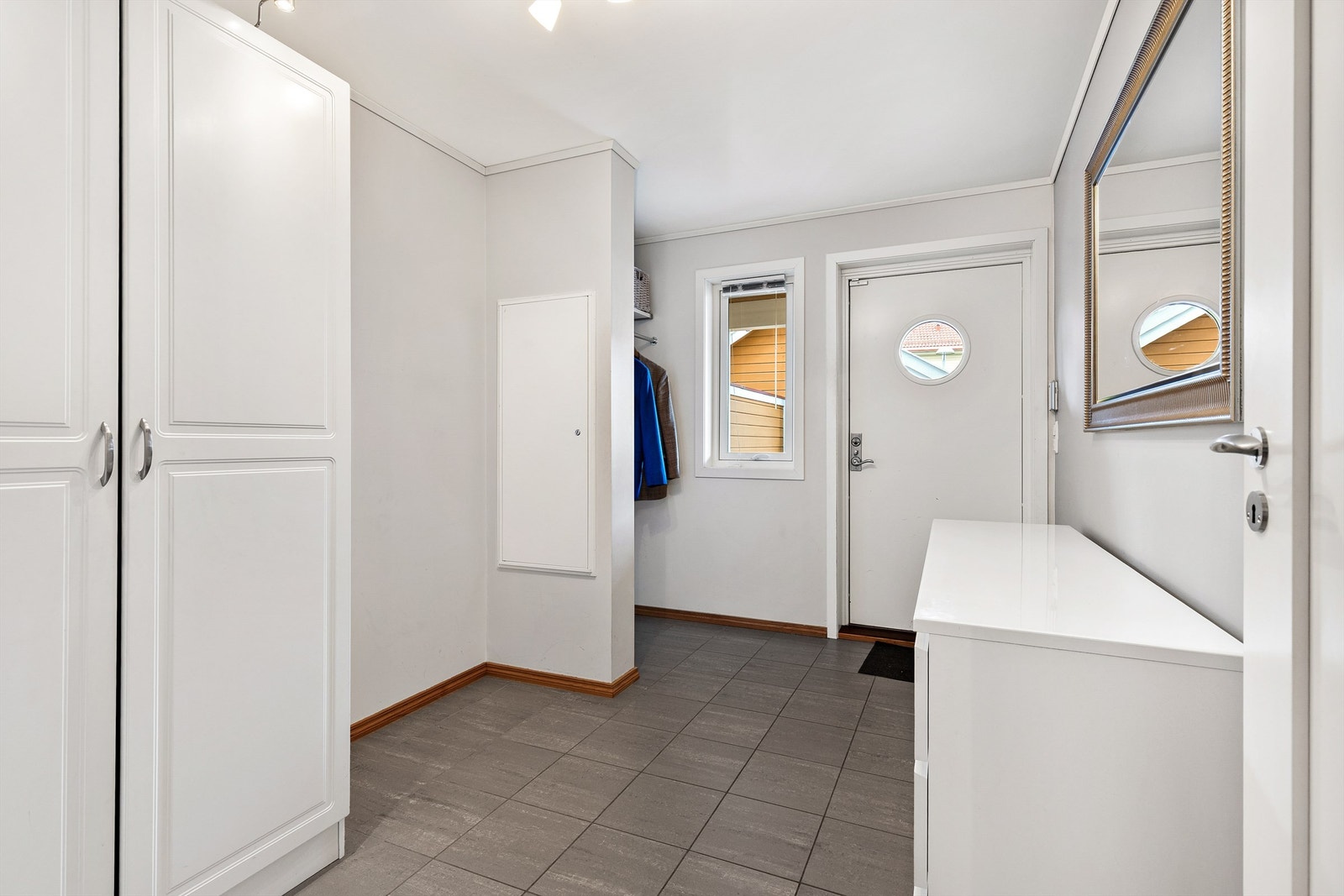 Velkommen inn i boligen! Entréen er av god størrelse med flislagt gulv og elektrisk gulvvarme.Her er det god plass til å henge fra seg jakker og sko. Galleribilde