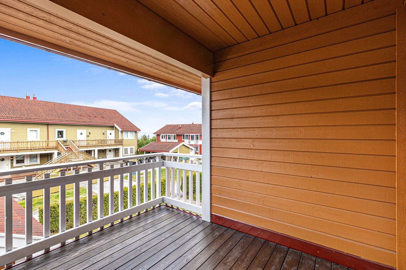 Her er det god plass til å møblere med ønsket utemøblement, og nyte morgenkaffen her på årets varmere dager. Galleribilde