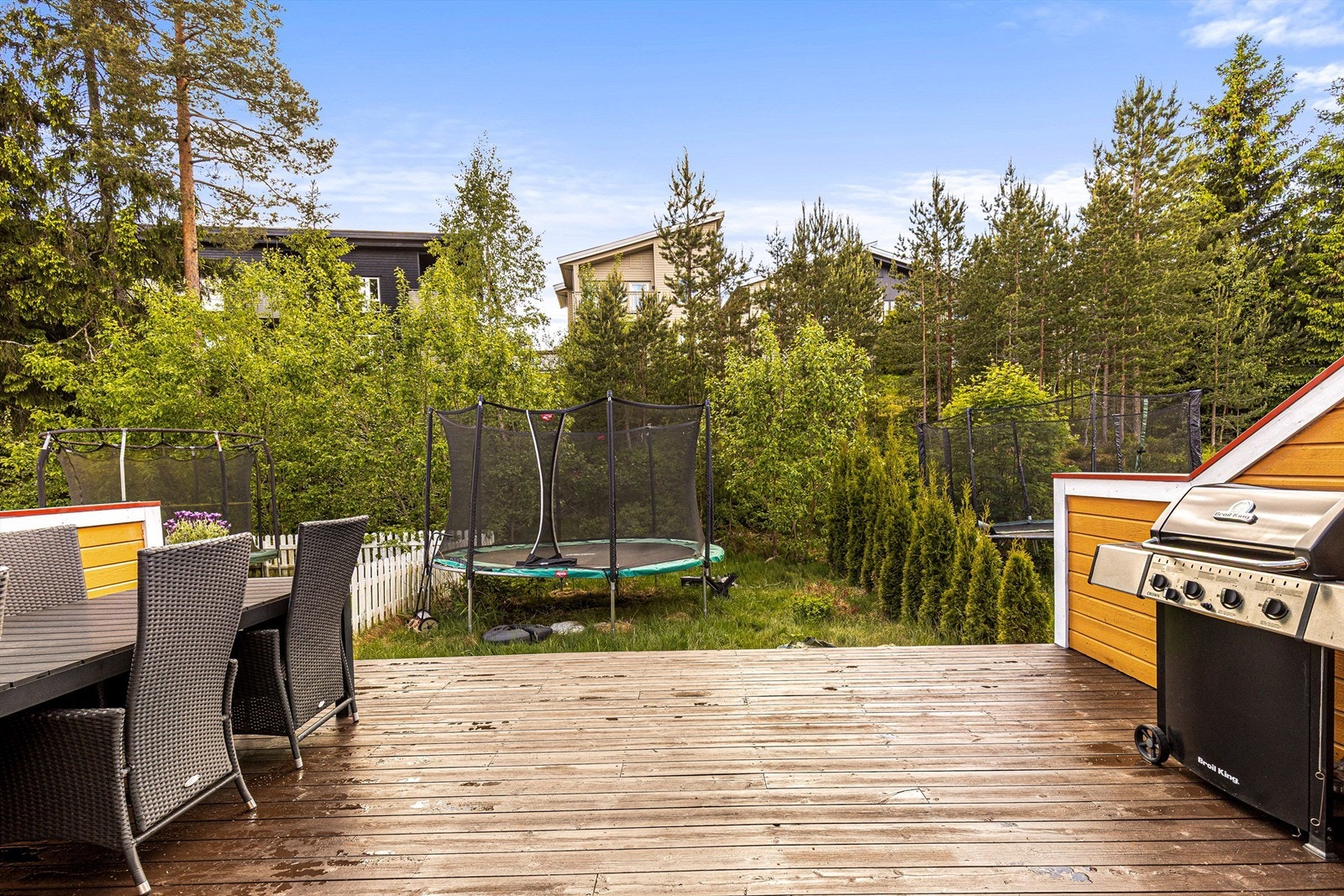 Terrassen er av god størrelse og har beplantinger som skjermer for innsyn. Galleribilde