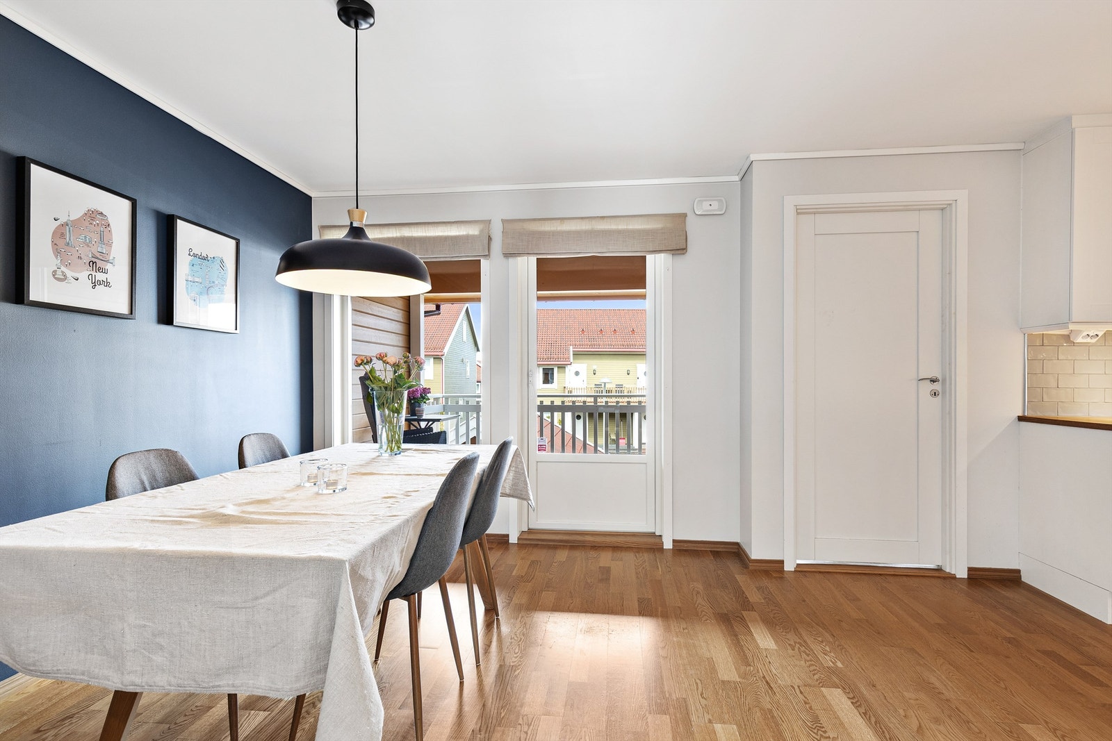 Kjøkkenet er av god størrelse med plass til et koselig spisebord. Her er det inngang til et soverom/kontor. Galleribilde