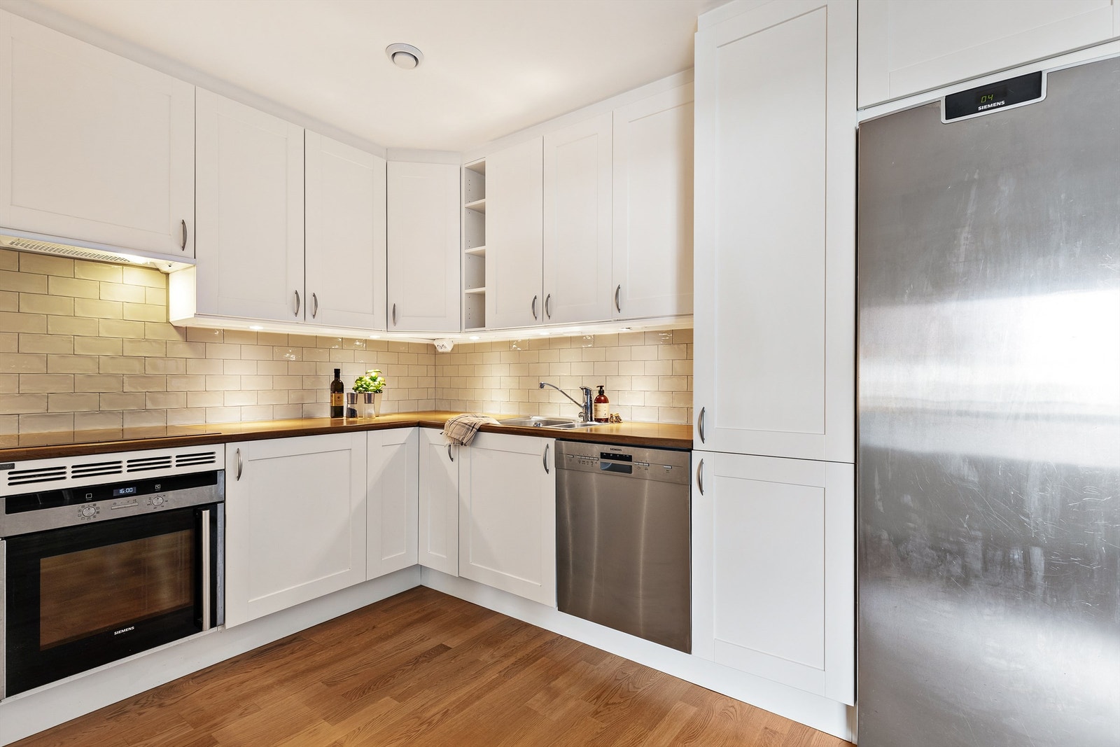 Av integrerte hvitevarer er det platetopp og stekeovn. Galleribilde