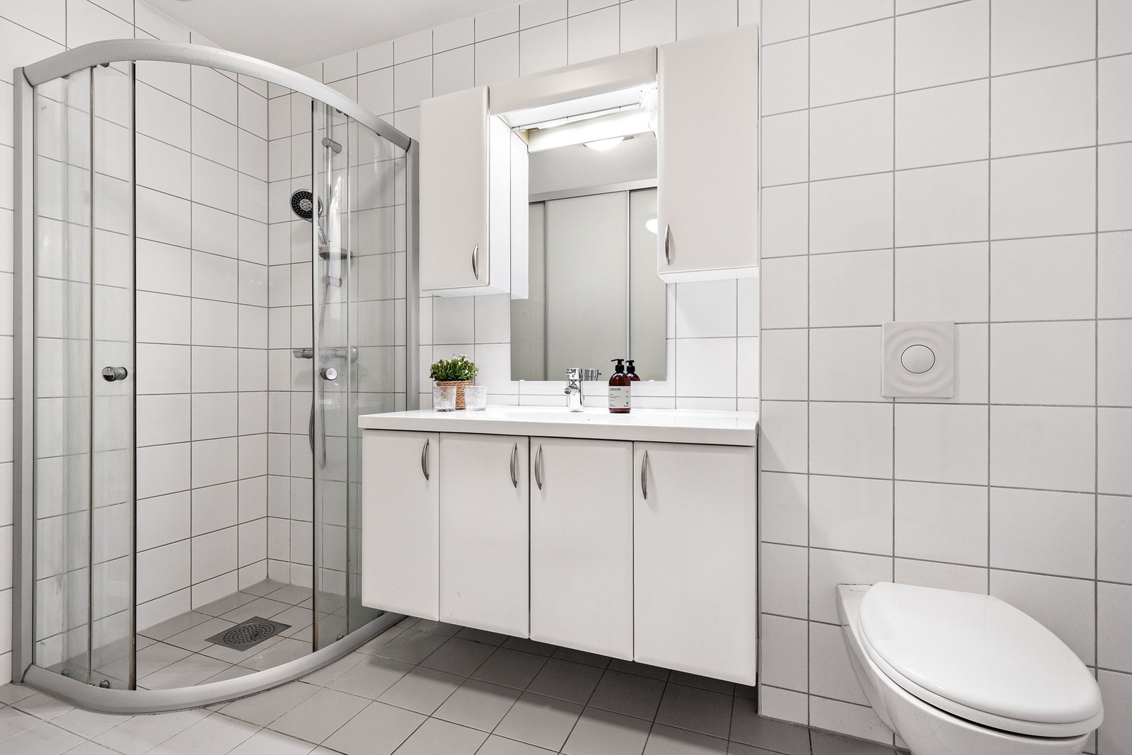 Badet er innredet med vegghengt klosett, servant nedfelt i innredning og dusjhjørne med svingbare dører. Det er balansert ventilasjon som sørger for et behagelig inneklima. Galleribilde