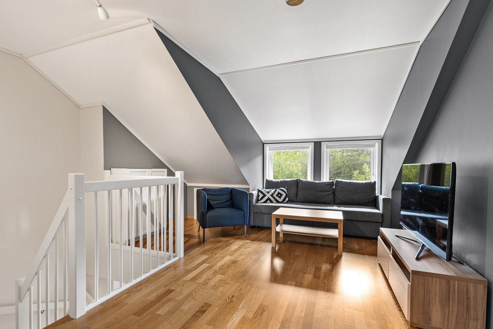 Loftetasjen er bestående av loftstue, to soverom og et bad. Galleribilde