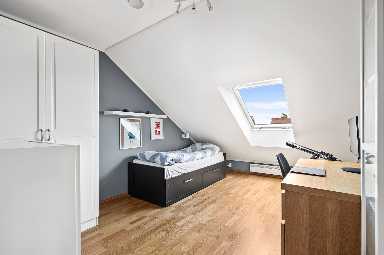 Rommene passer perfekt som barnerom, ungdomsrom, kontor eller gjesterom. Det er god oppbevaringsplass med romslig garderobeskap. Galleribilde