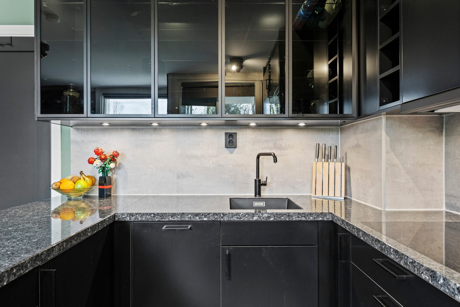 Det er integrerte hvitevarer som platetopp, komfyr, mikro, kjøl/frys og oppvaskmaskin Galleribilde