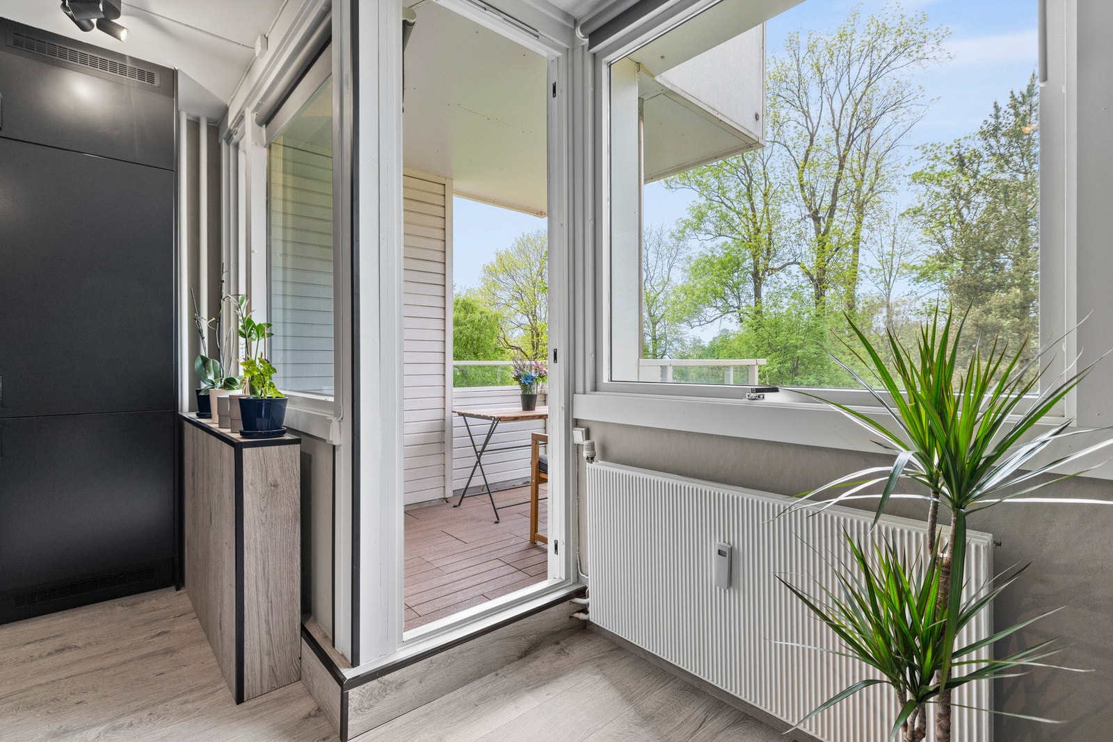 Fra stuen er det utgang til en nordvestvendt balkong på 4 kvm hvor du kan nyte varme sommerdager Galleribilde