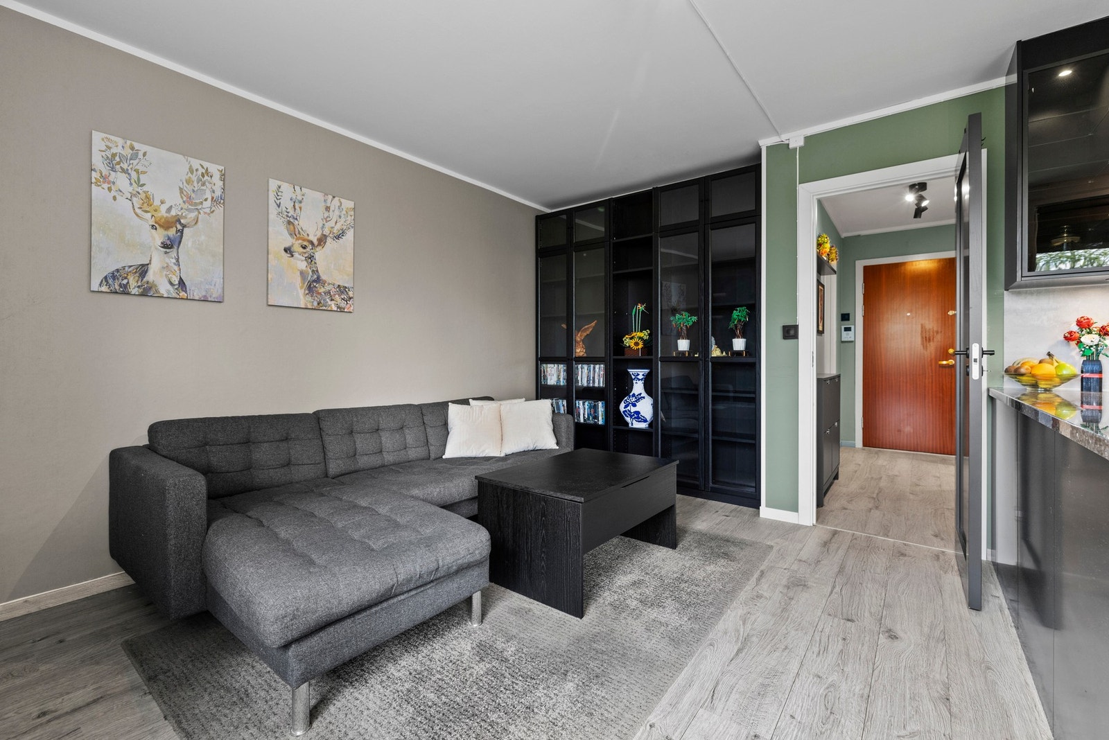 Stuen er et trivelig oppholdsrom med plass til både sofagruppe og bokhyller Galleribilde