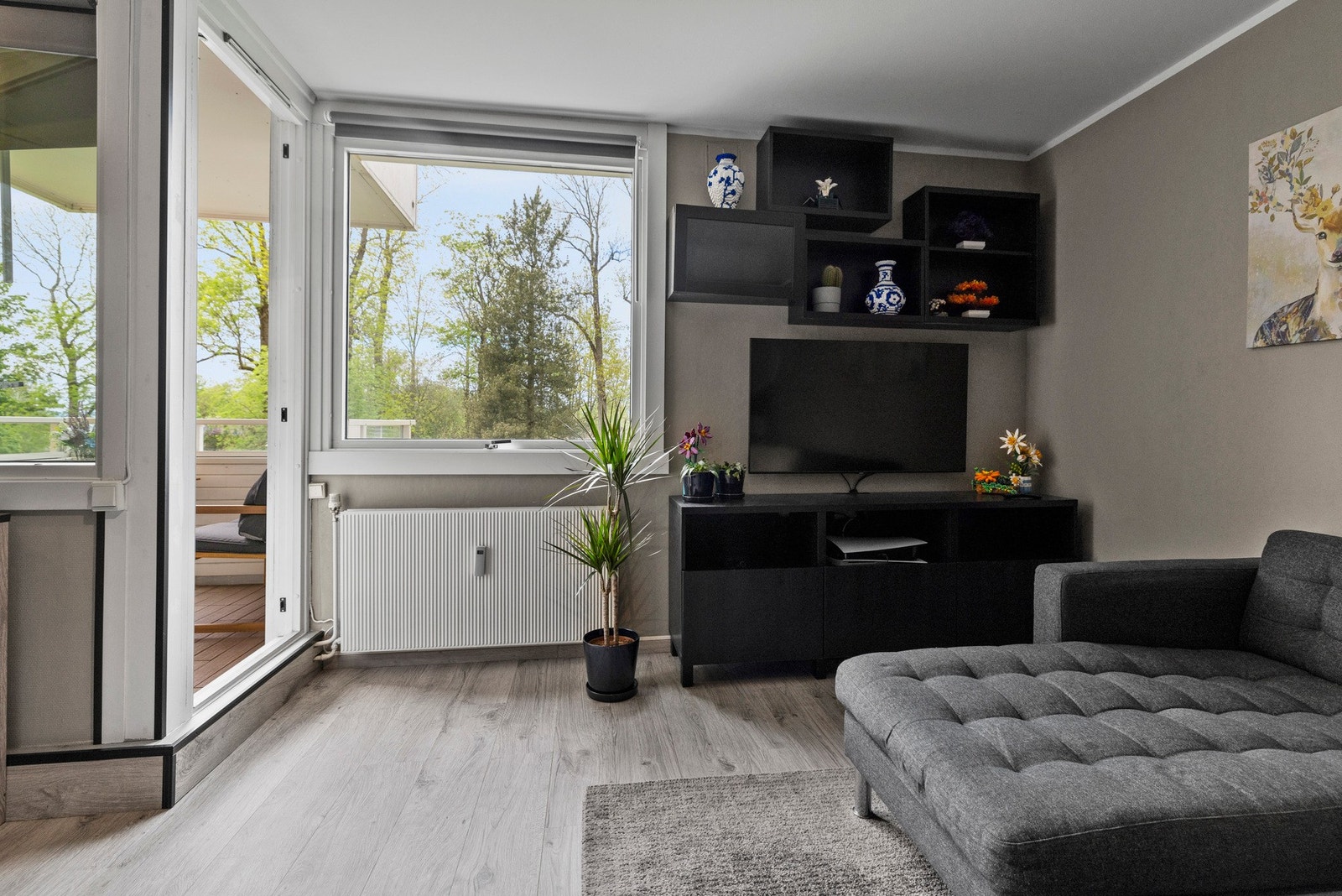 I stuen er det flere store vinduer som sørger for rikelig med naturlig lysinnslipp Galleribilde