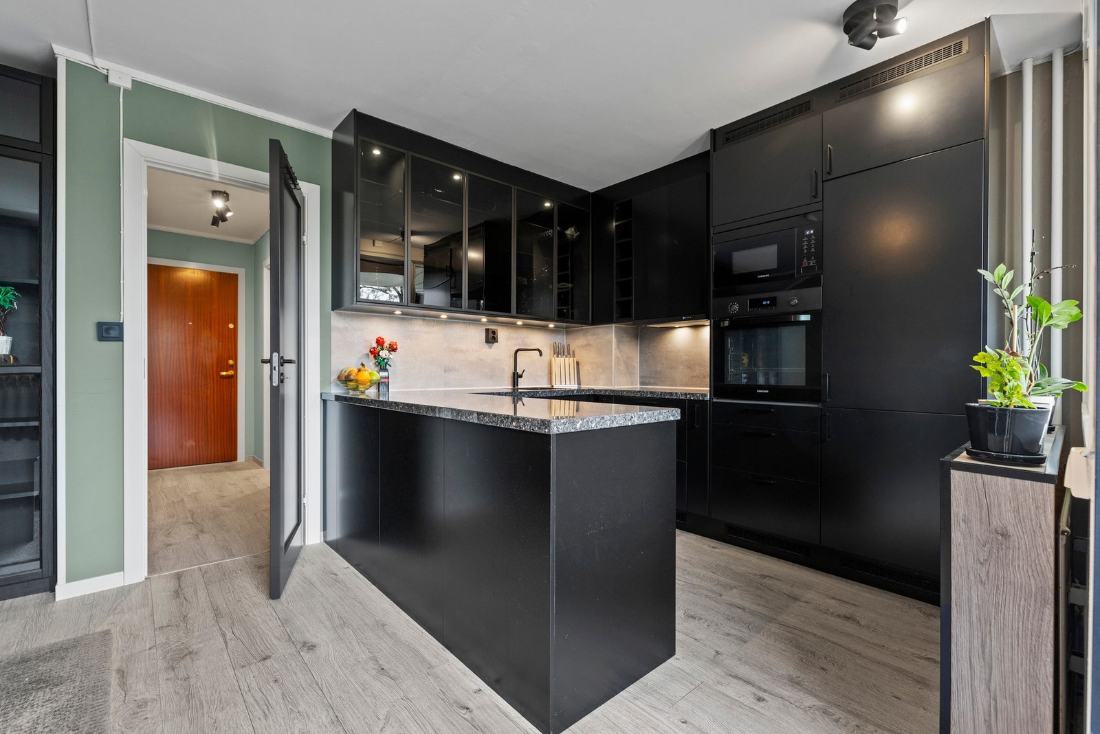 Kjøkkenet er utstyrt med en moderne innredning fra 2022 Galleribilde