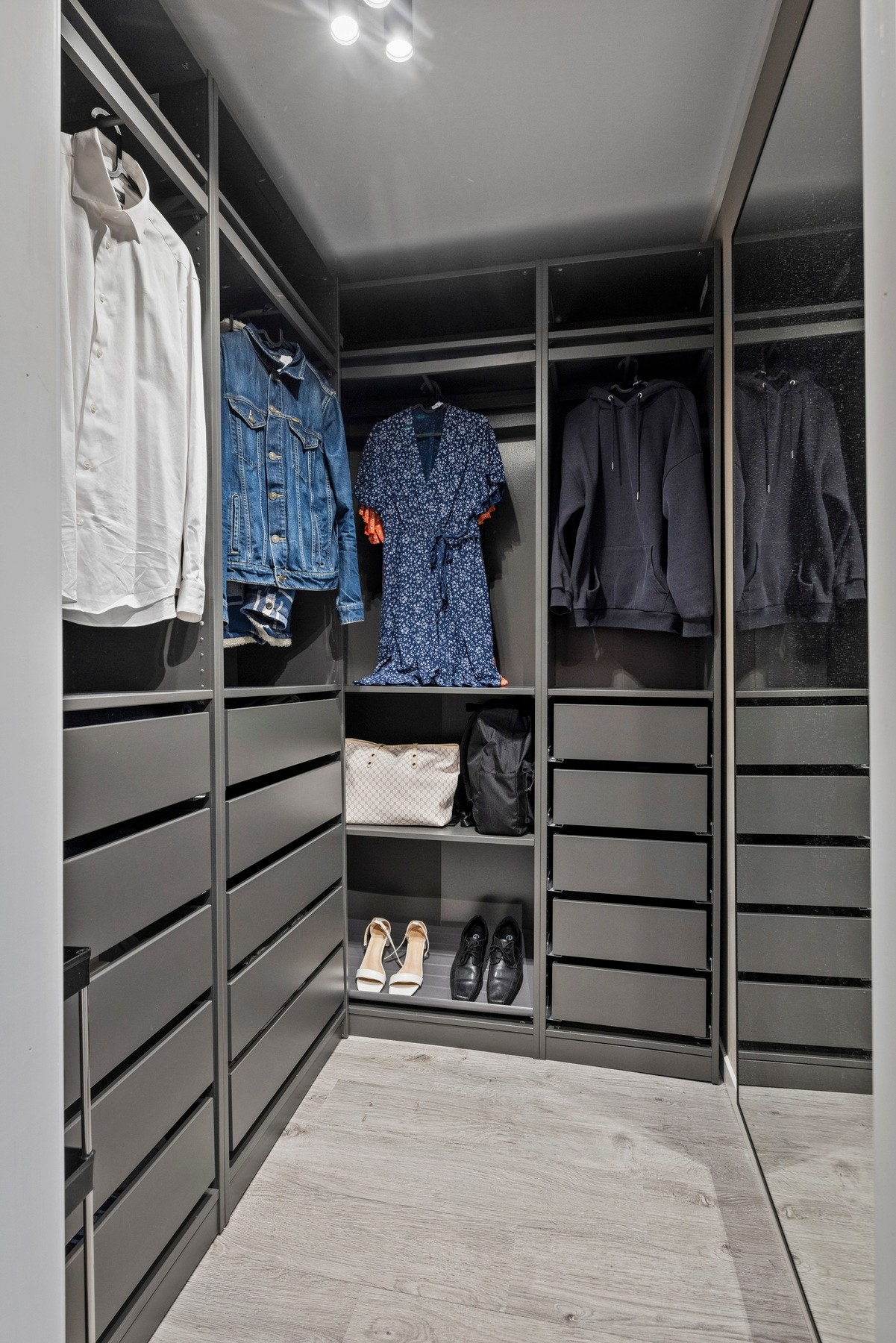 Her har du rikelig med oppbevaringsmuligheter til deg med en stor garderobe Galleribilde