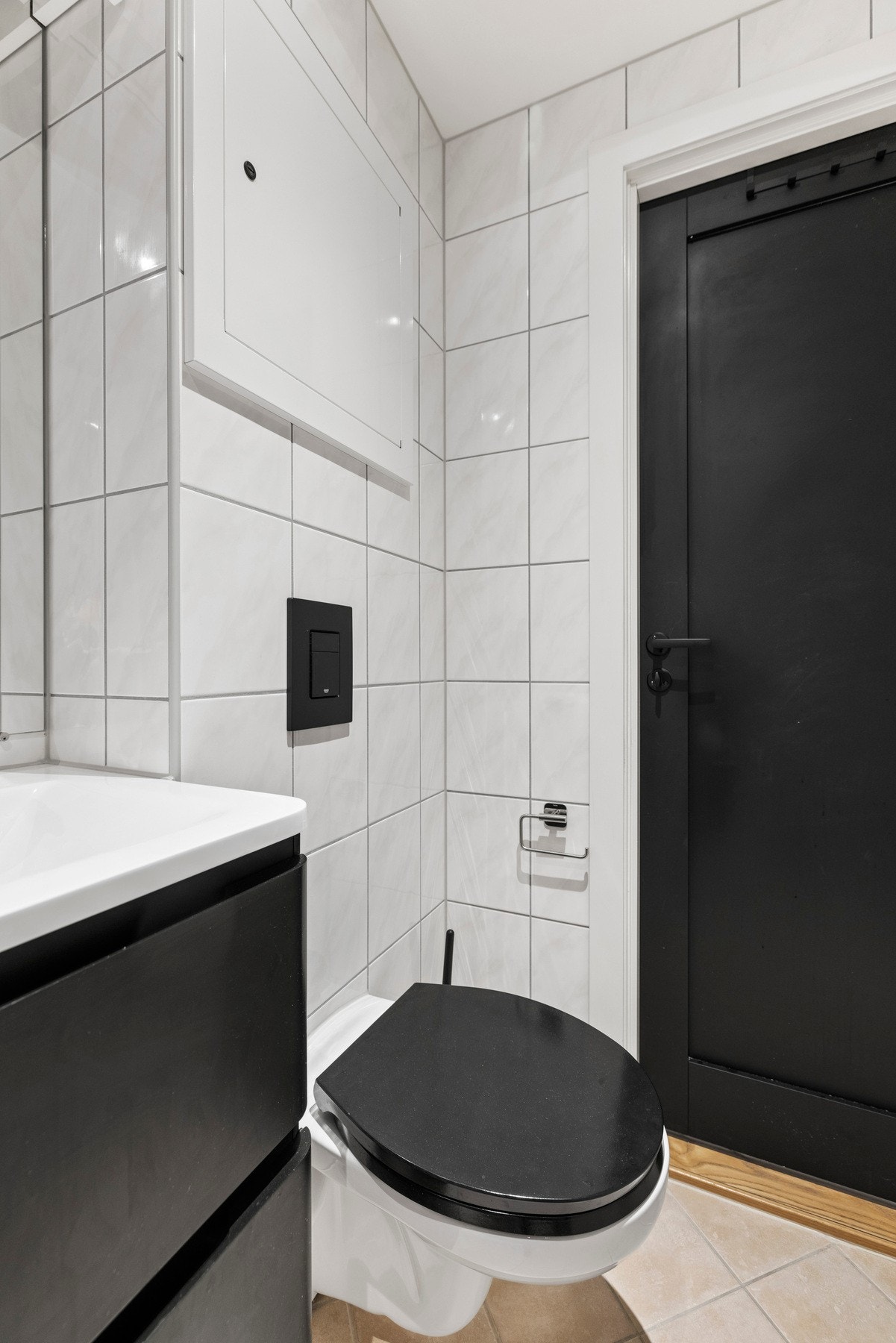 eggene er kledd med stilrene fliser, og taket har et malt overflate med innfelte downlights Galleribilde