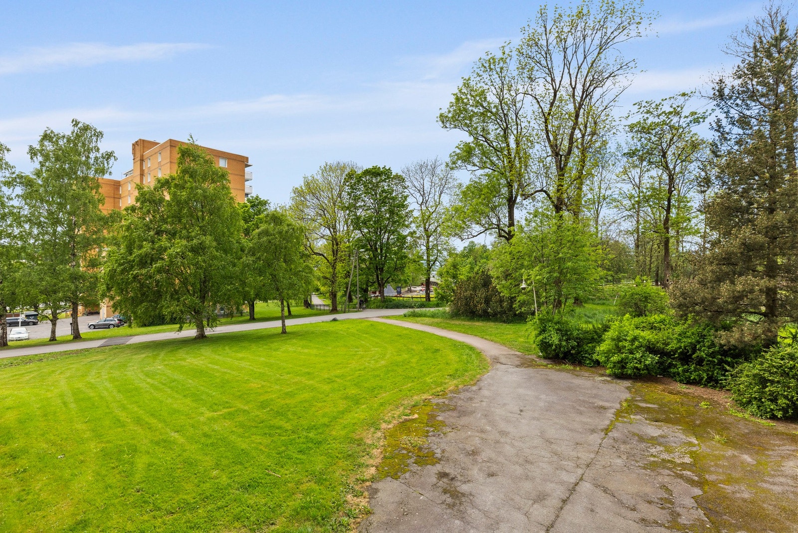 Her har du asfalterte internveier og store grøntområder Galleribilde