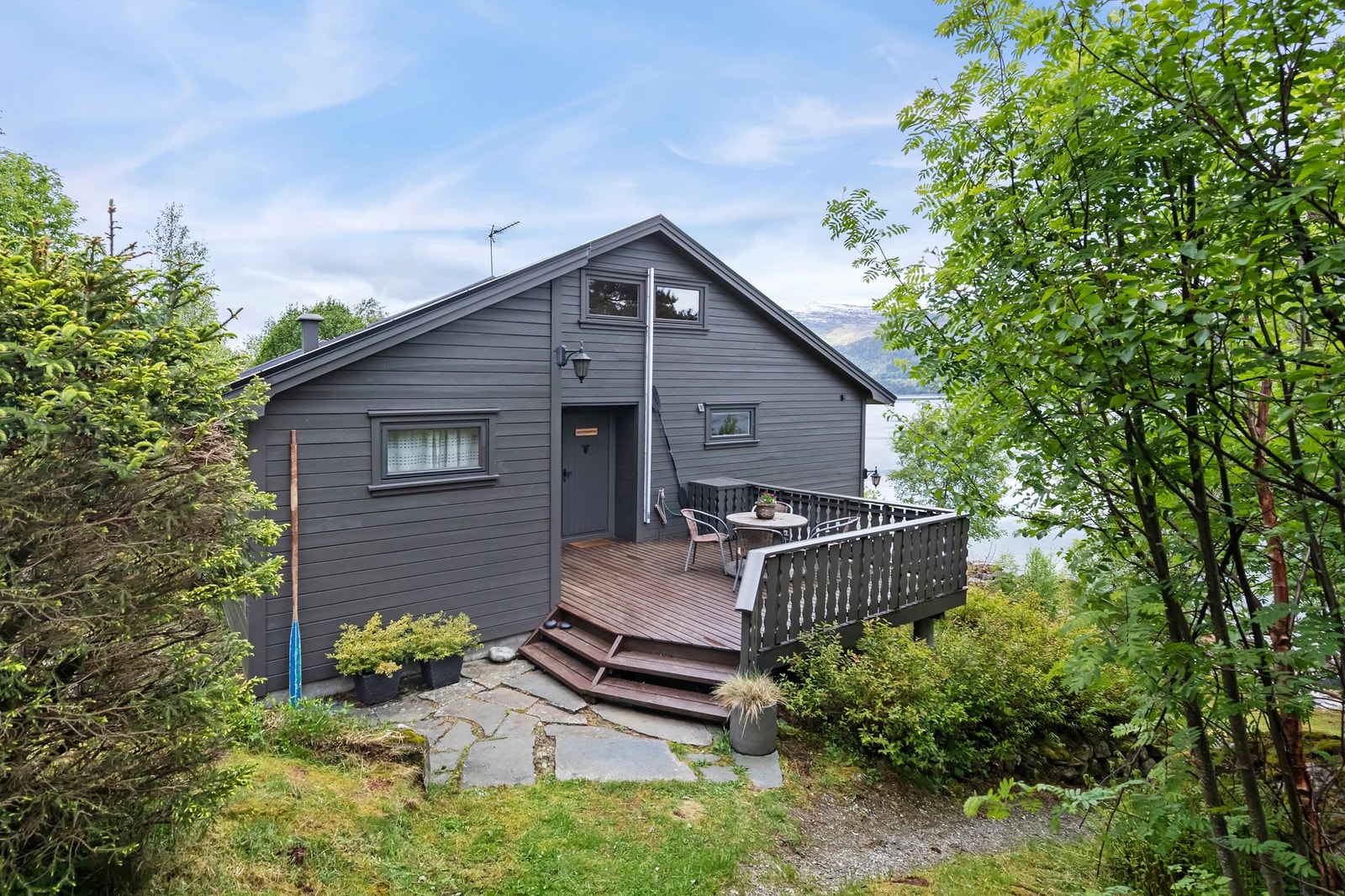 Terrasse utenfor entréen til hytta Galleribilde