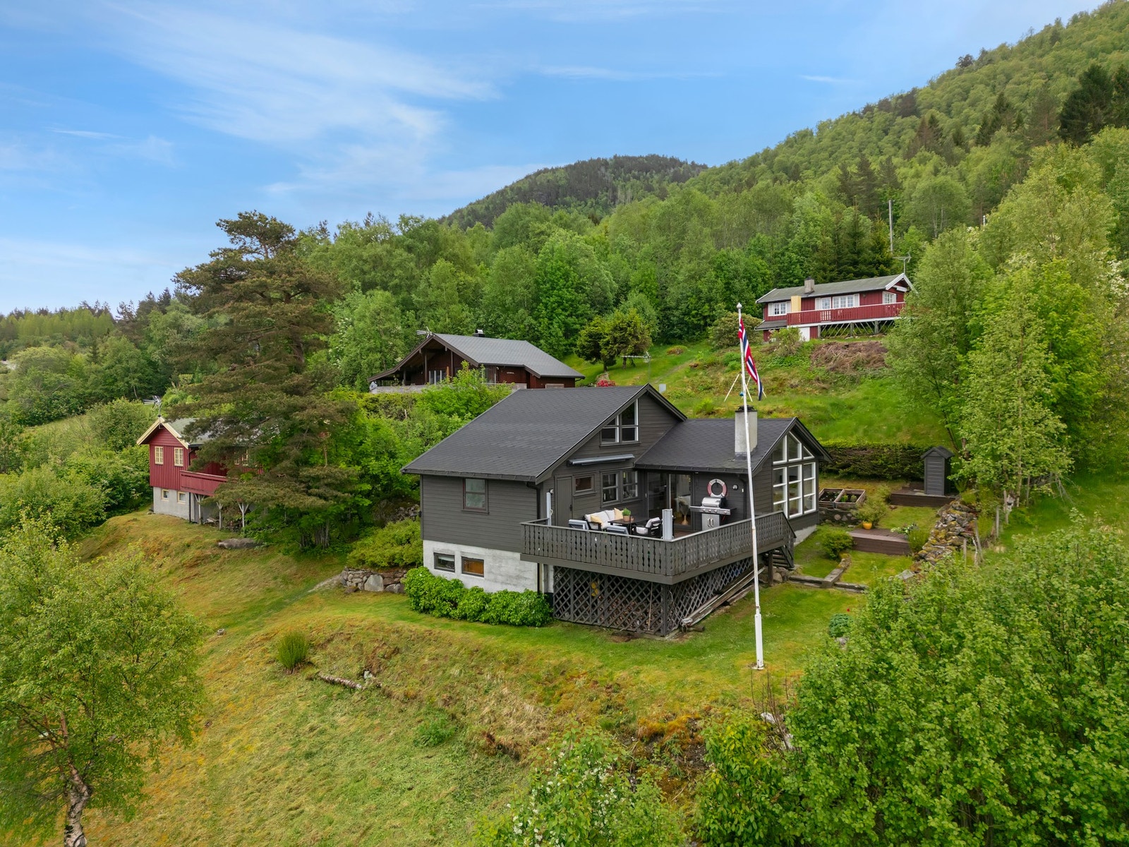 Hyttefeltet har opparbeidet felles parkeringsplass ved veien. Det er ca. 65 m gangsti ned til hytta Galleribilde