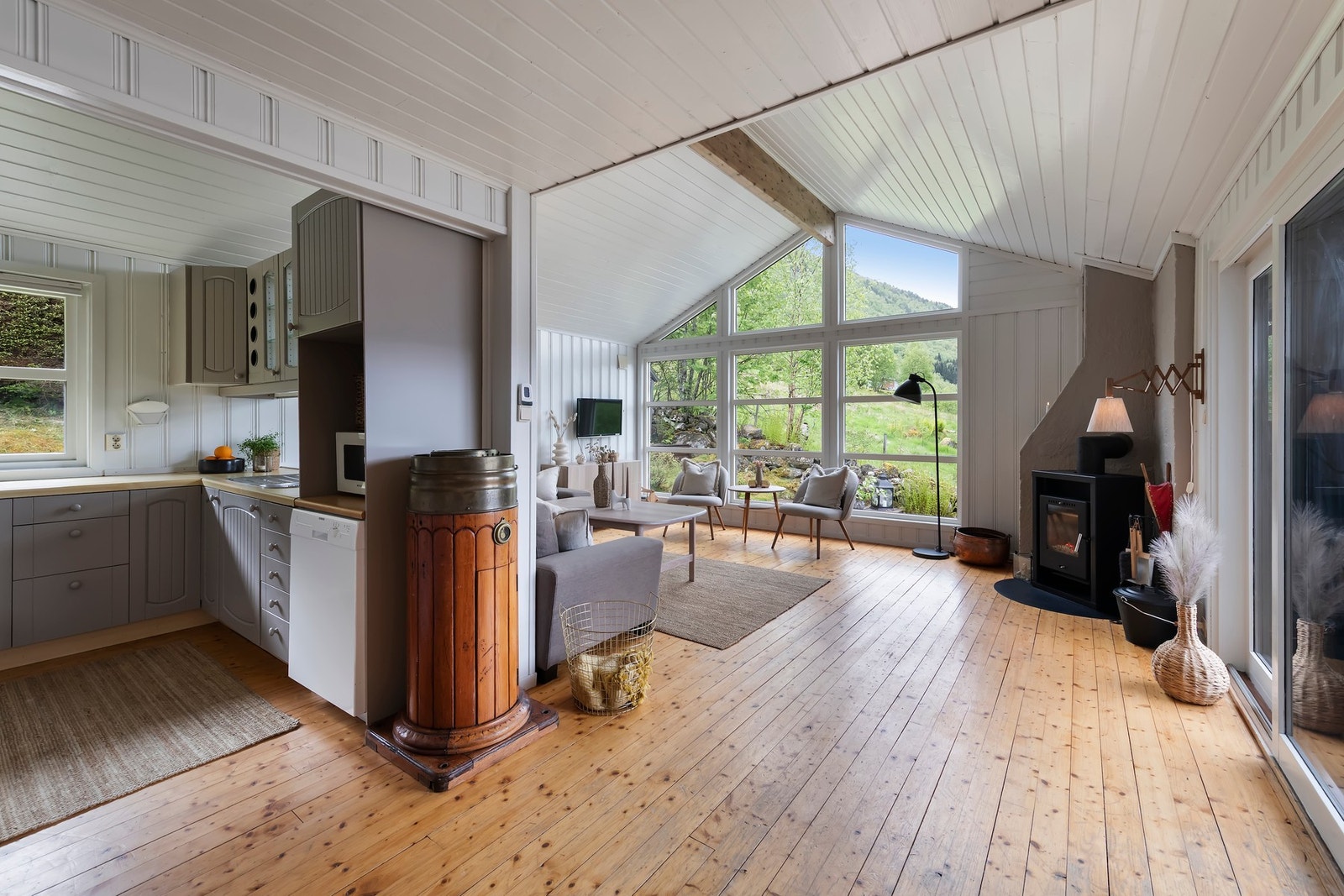 Stuen har vedovn som oppvarmingskilde Galleribilde