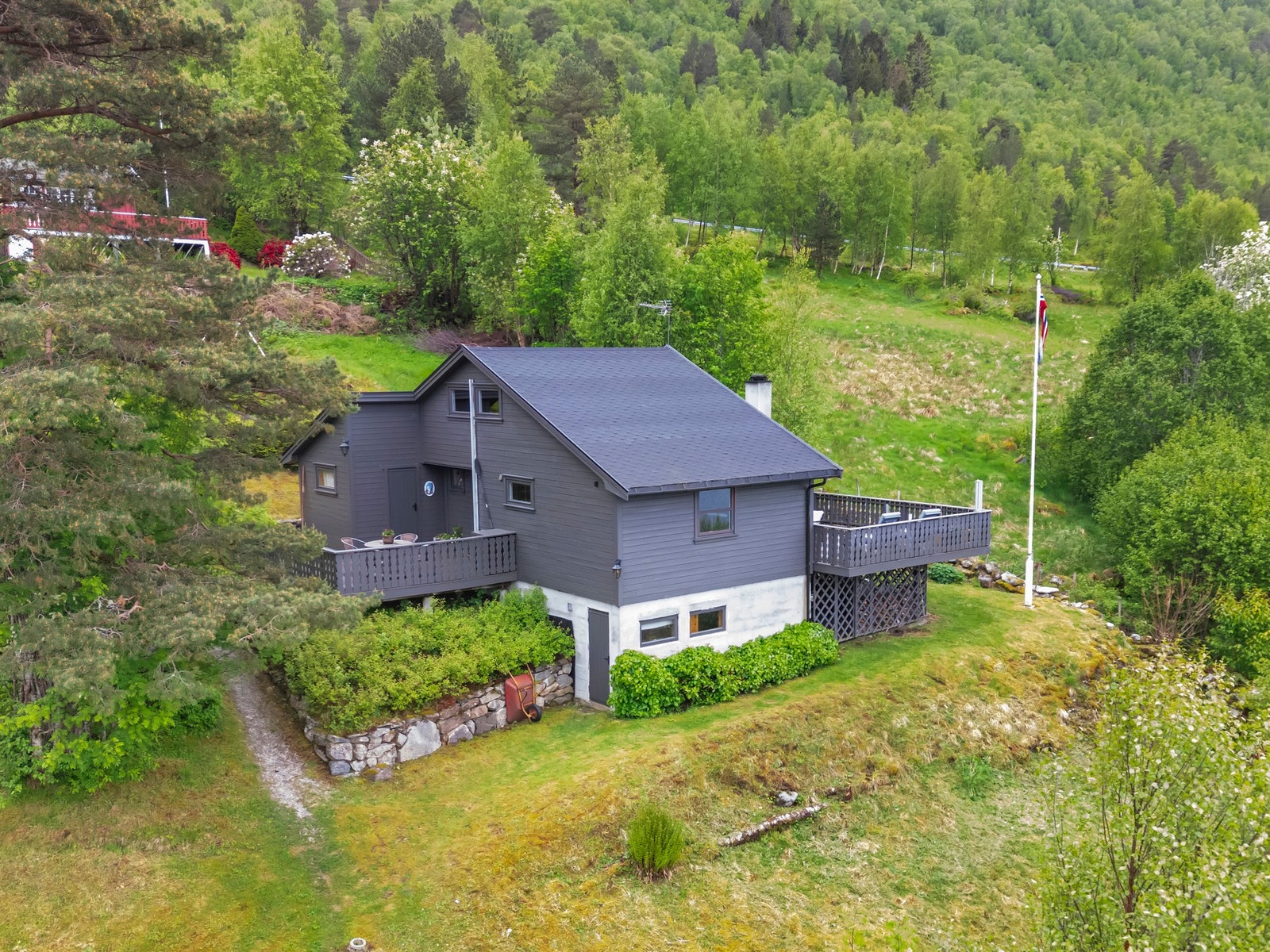 Tomt opparbeidet med plener, hekker og prydbusker Galleribilde