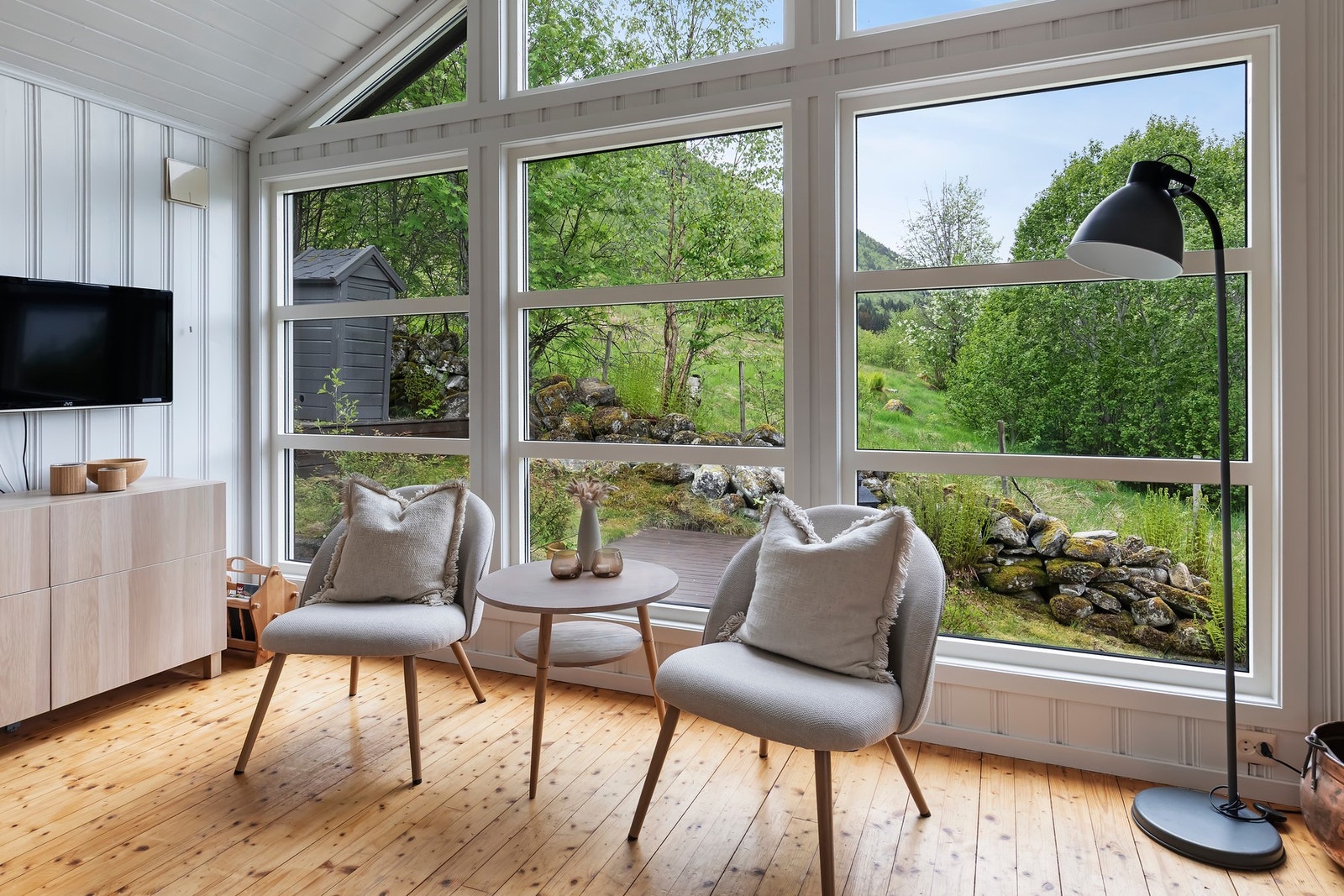 Veggen har mye vindu som gir godt med lysinnslipp og god utsikt Galleribilde