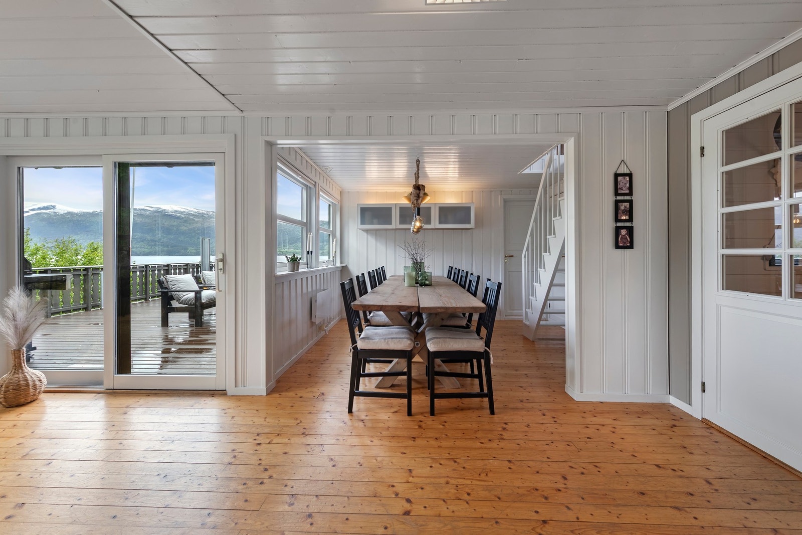 Fra stuen er det utgang til terrasse Galleribilde