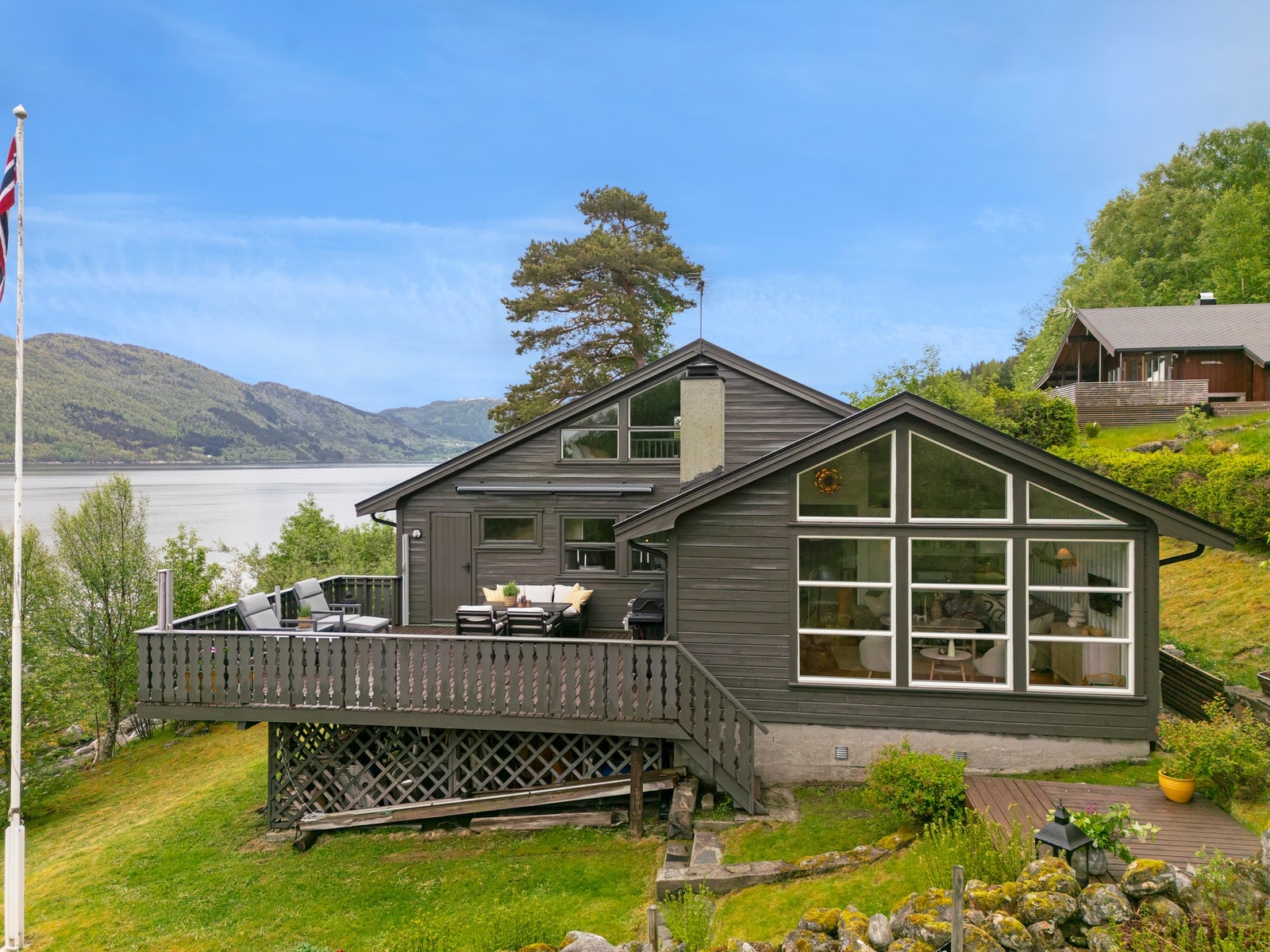 Dette er en fin og innholdsrik hytte med fin beliggenhet langs Vistdalsvegen Galleribilde