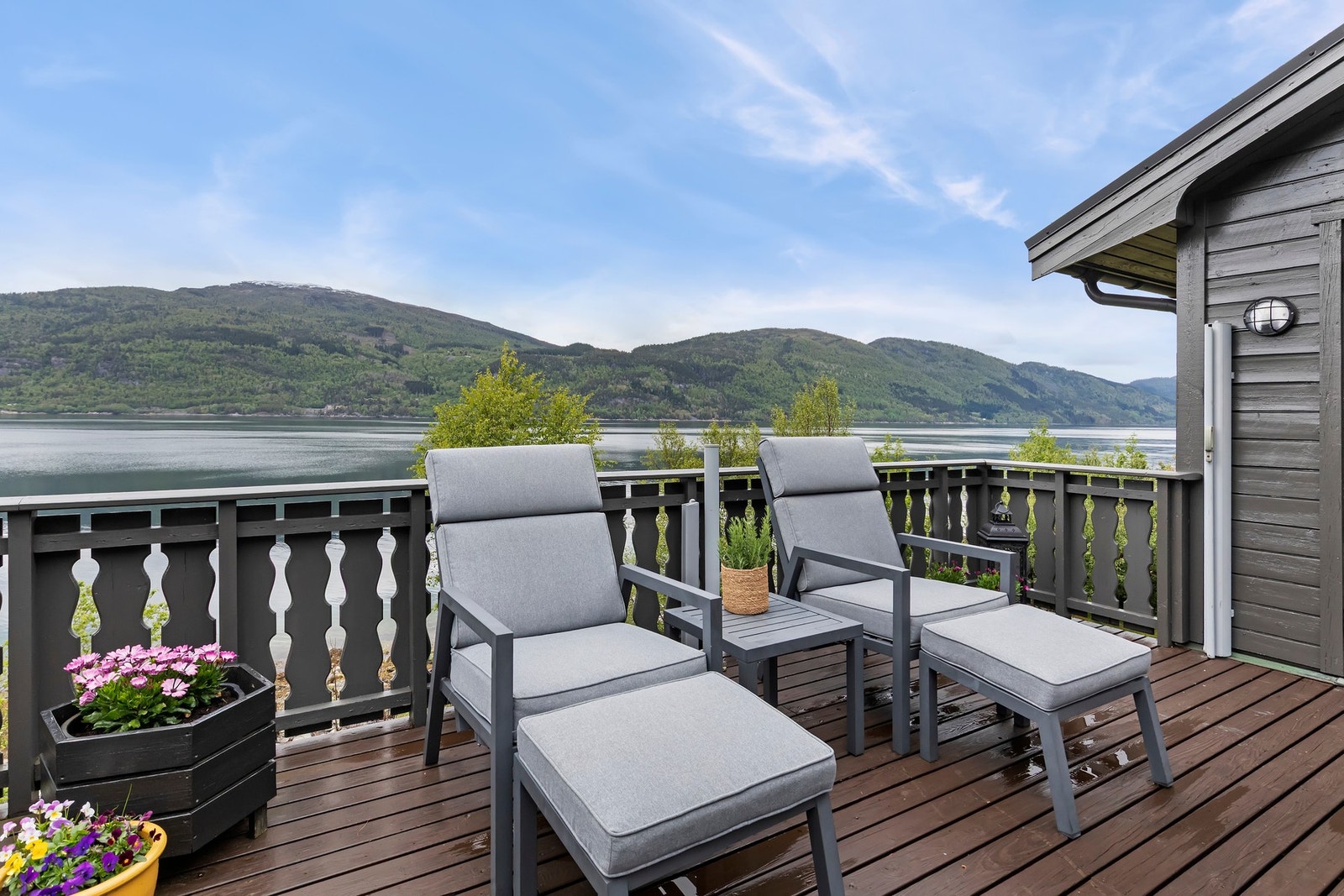 Flott utsikt til fjorden fra terrassen Galleribilde