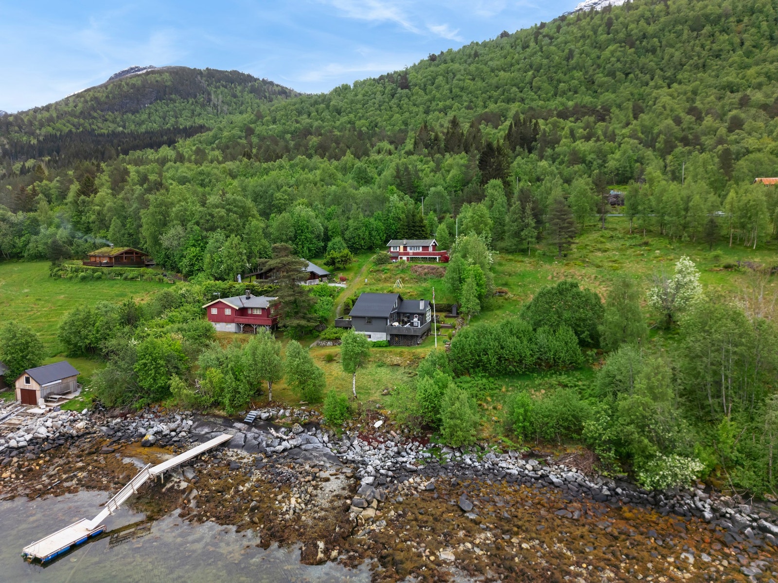 Felles flytebrygge for hytteeierne i feltet Galleribilde