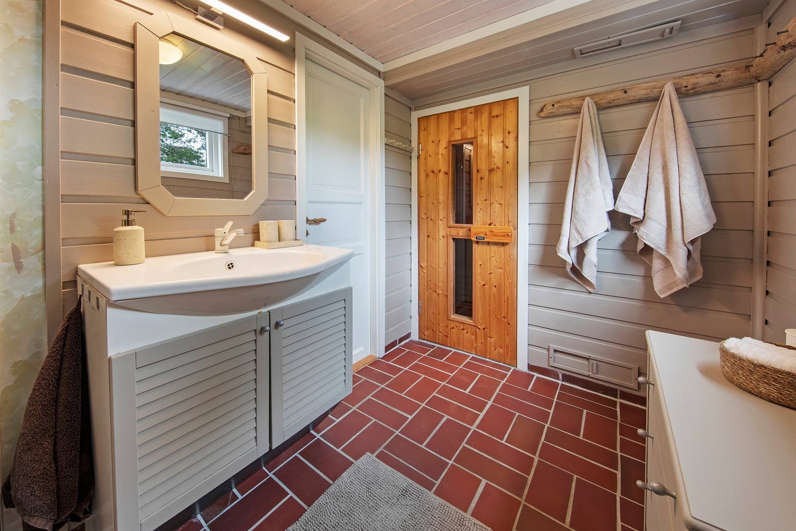 Bader har flislagt gulv med varmekabler Galleribilde