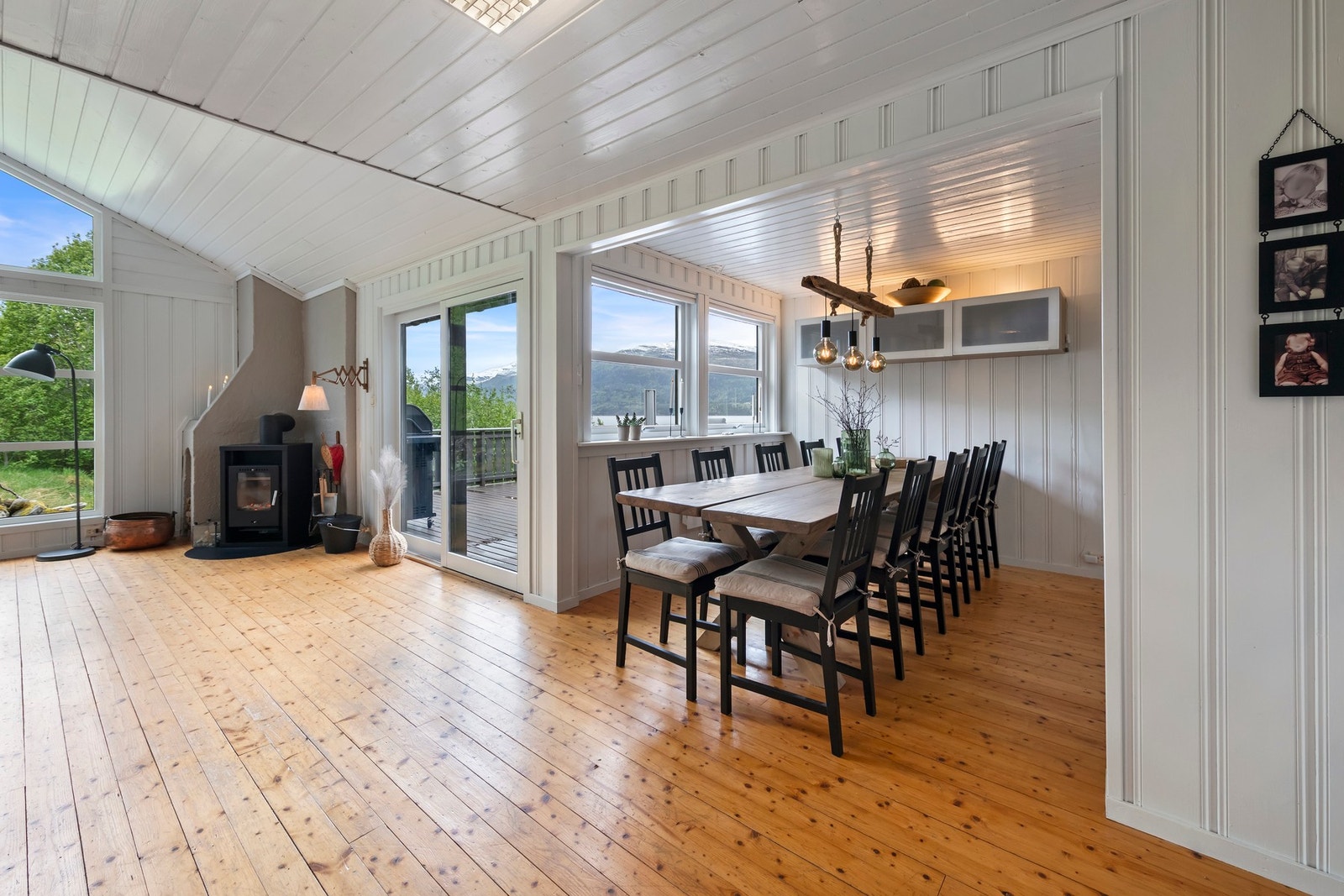 Spisestuen er romslig og har god plass til langbord for hele familien Galleribilde