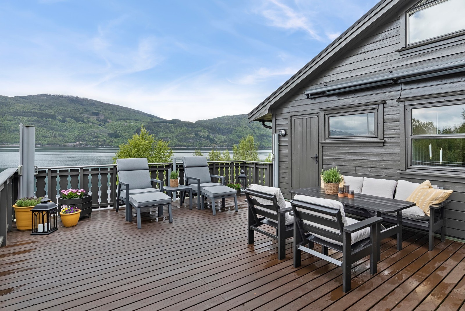 Terrassen er romslig og har plass til flere sittegrupper Galleribilde