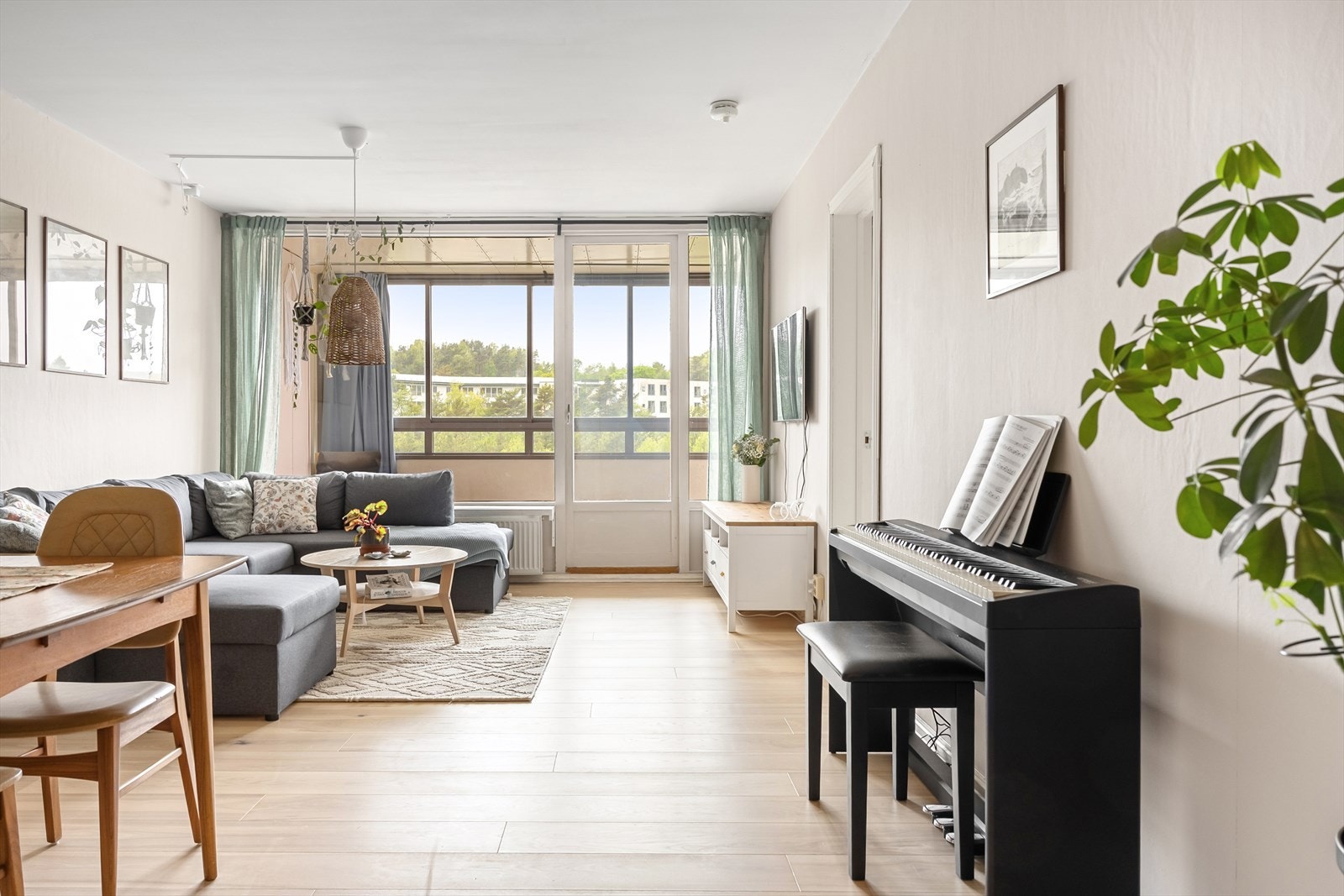 Det er godt med naturlig lysinnslipp fra store vindusflater i rommet Galleribilde