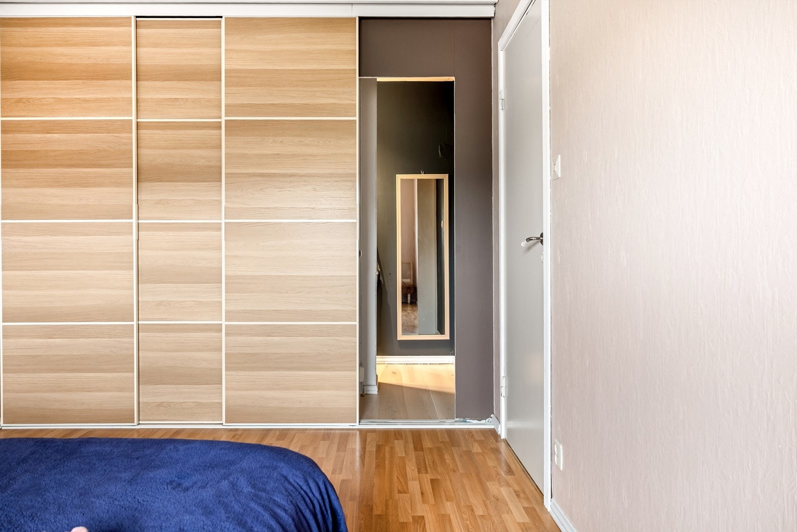 Fra soverommet er det inngang til en innvendig bod, benyttes som walk-in-closet Galleribilde