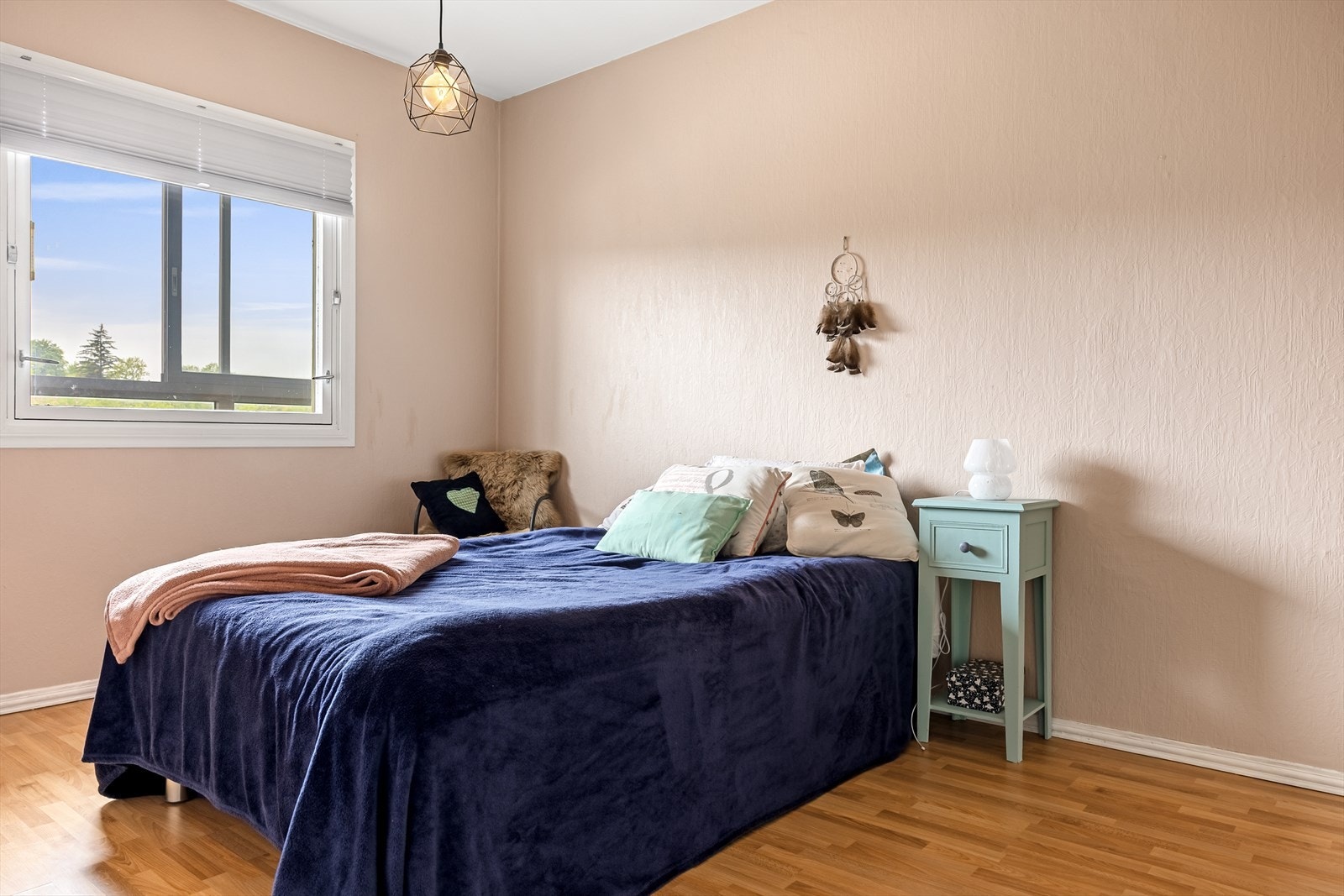 Leilighetens soverom er romslig og gir god plass til dobbeltseng og tilhørende møblement som nattbord og kommode Galleribilde