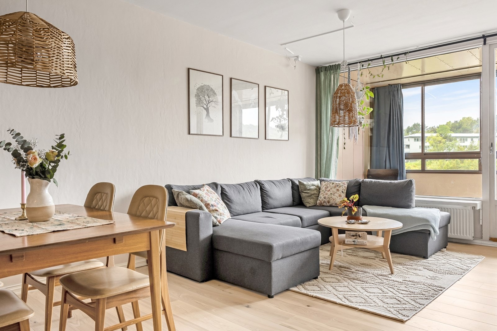 I stuen er det plass til både sitte- og spisegruppe Galleribilde