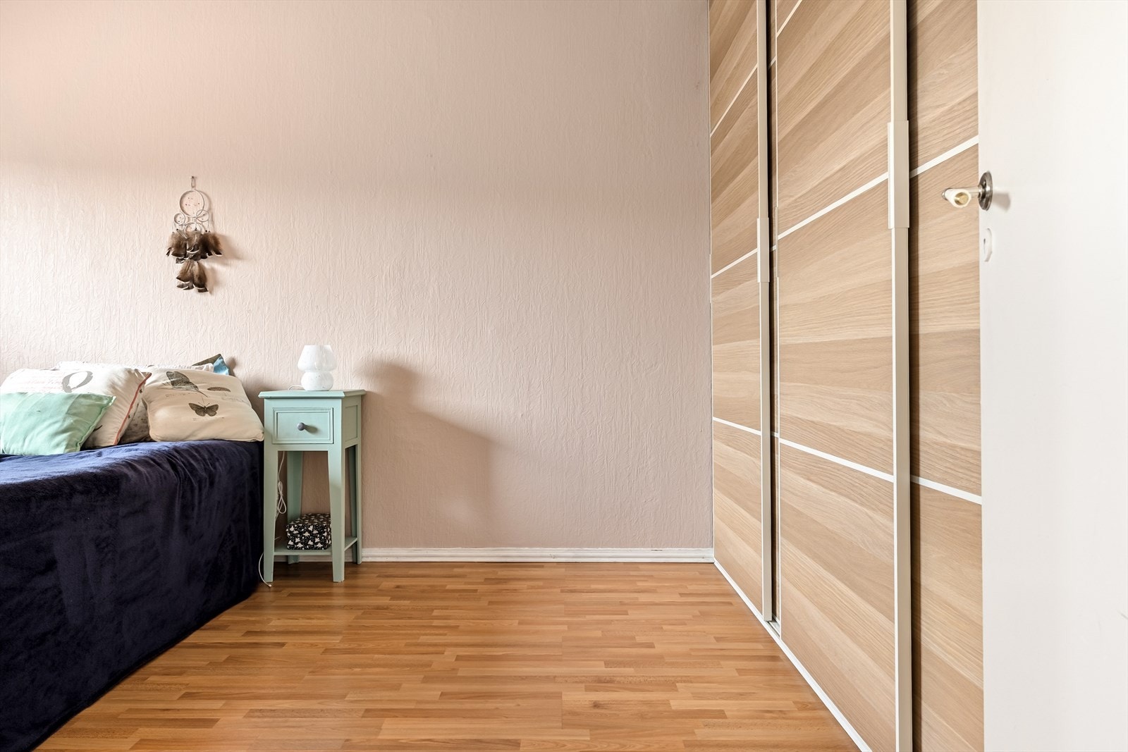 Praktisk garderobeskap medfølger handelen Galleribilde