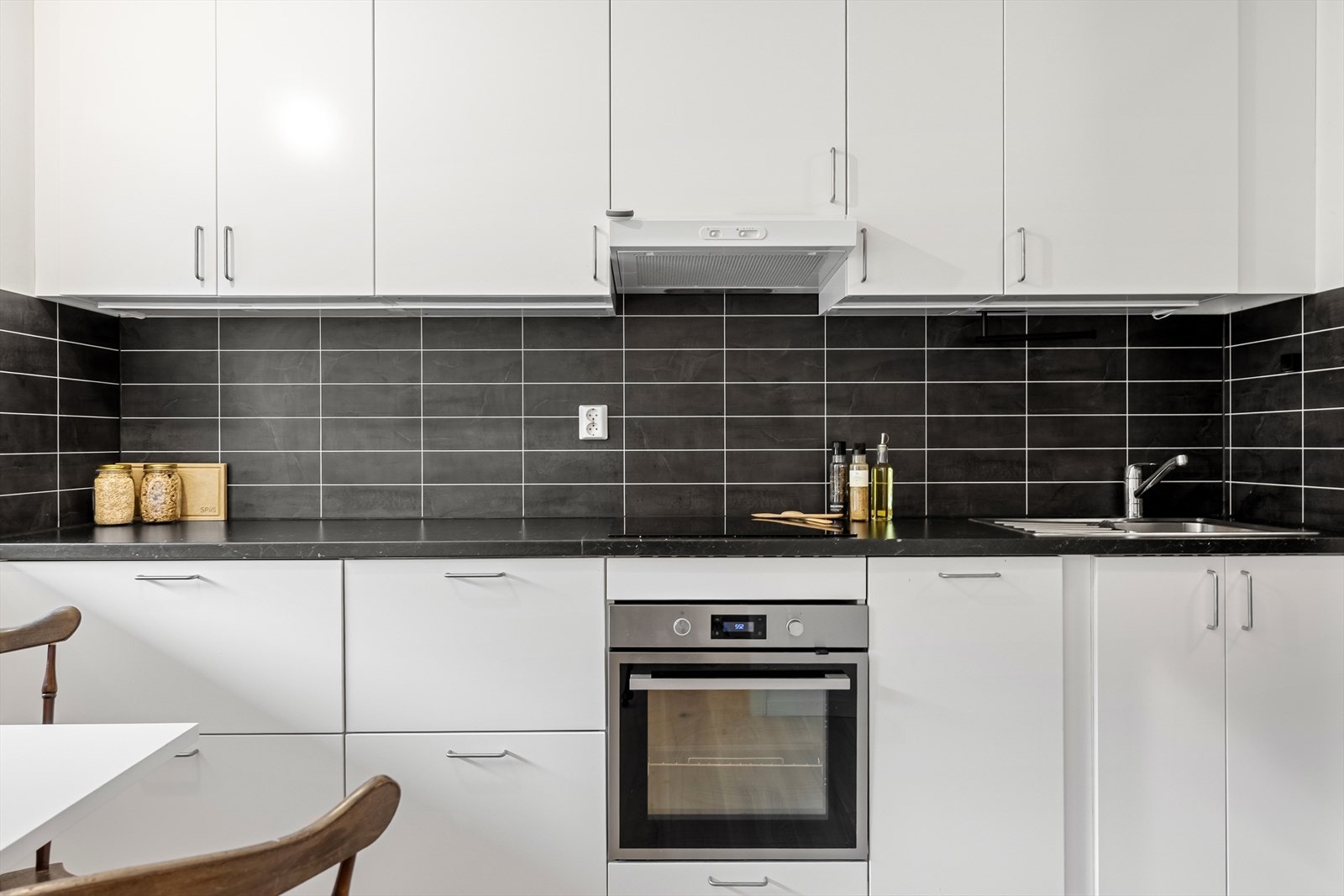 Av integrerte hvitevarer finner vi induksjonsplatetopp, stekeovn og oppvaskmaskin Galleribilde