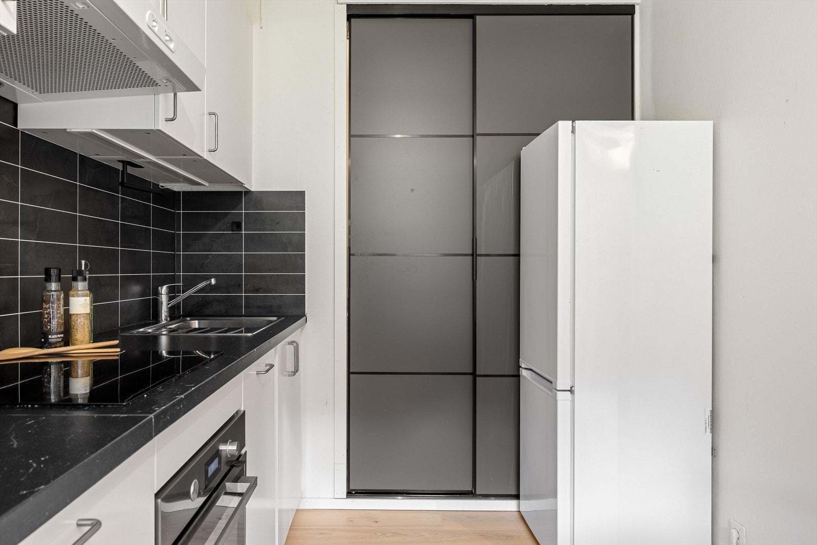 Kjøkkenet har godt med både skap- og benkeplass Galleribilde