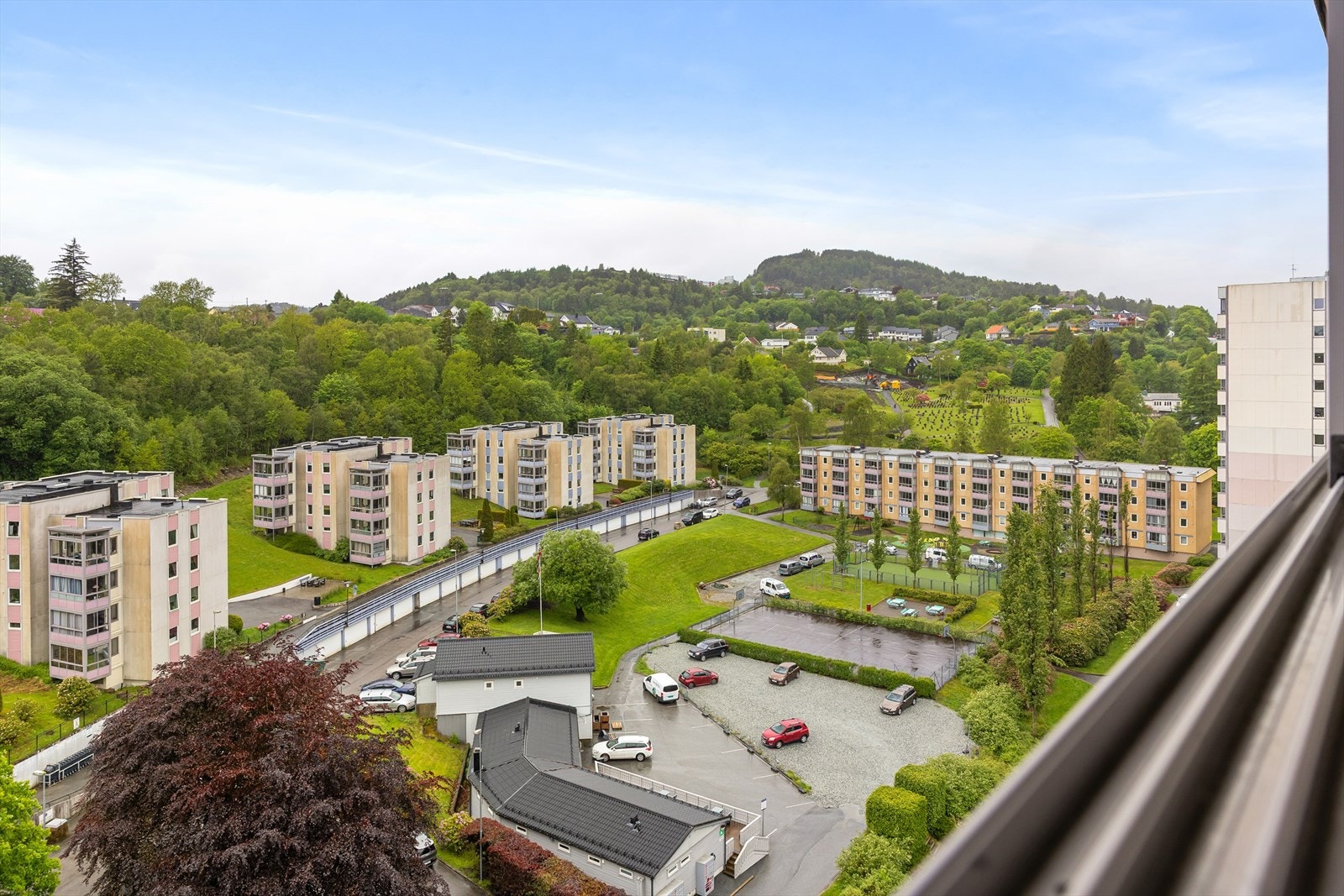 For den aktive finnes flotte turmuligheter i nærområdet, blant annet til Lyderhorn, Kanadaskogen og Alvøen, med stier og turveier som passer for både små og store Galleribilde