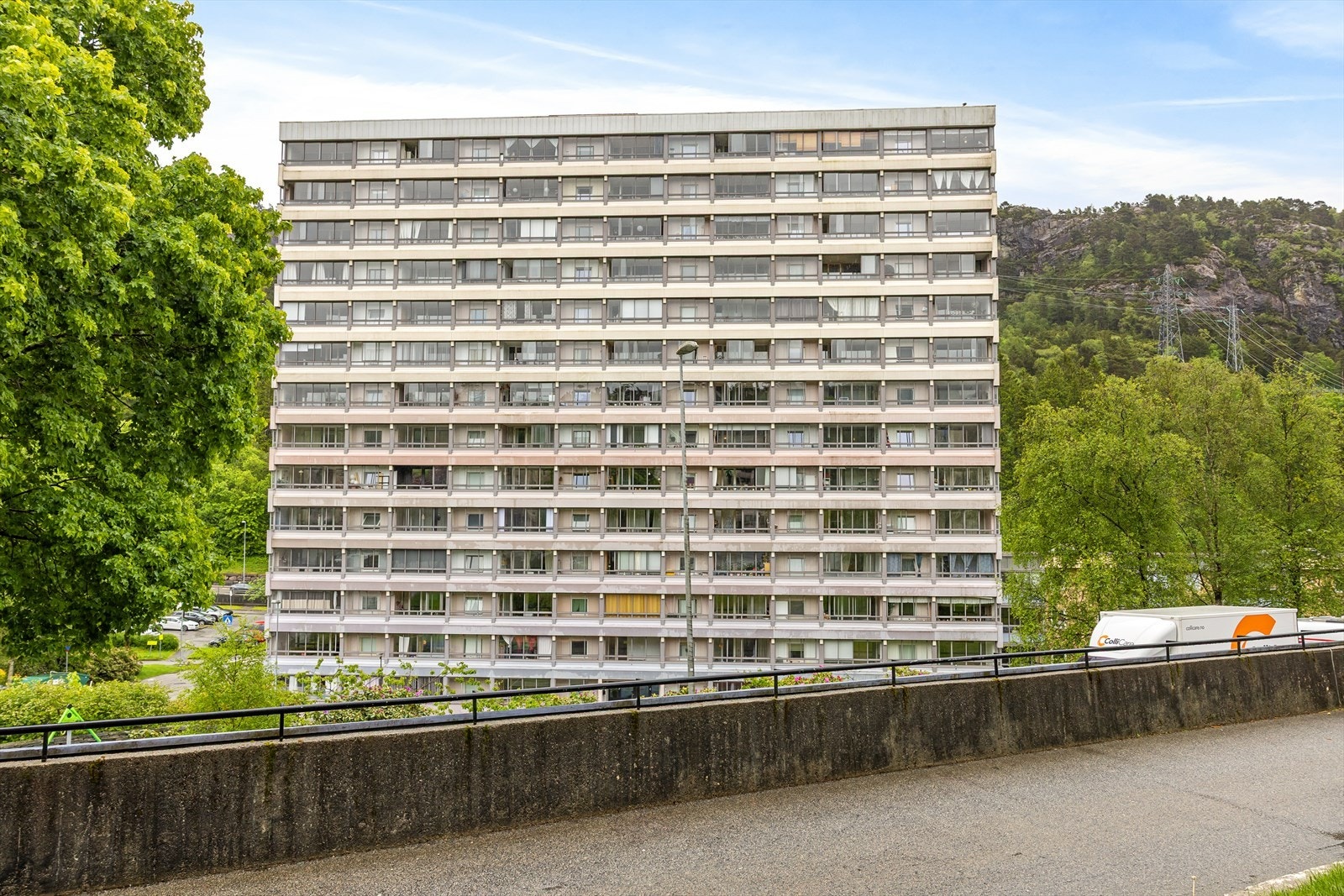 Det er svært gode bussforbindelser i området, med hyppige avganger til Bergen sentrum og øvrige bydeler Galleribilde