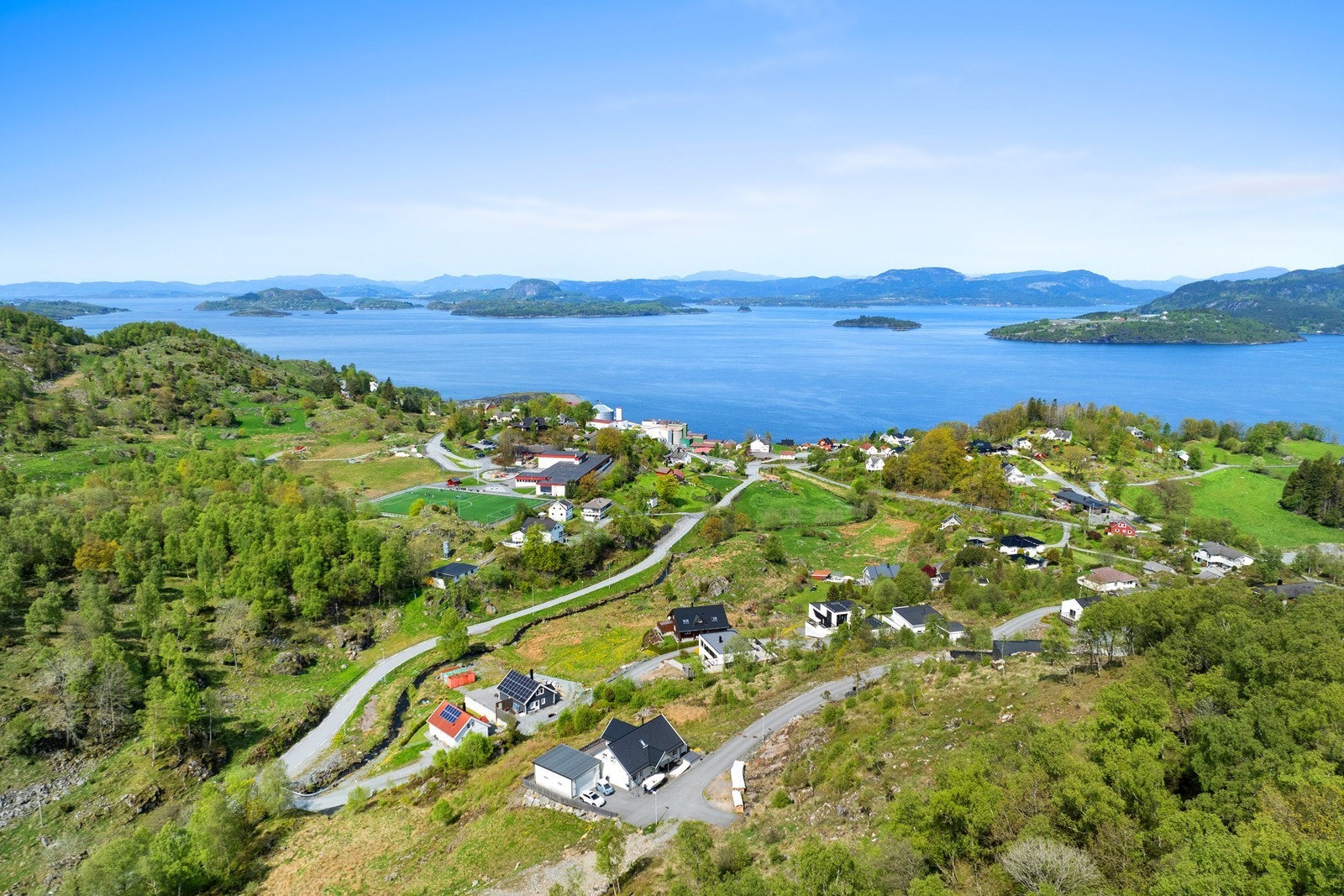 Fiskå er et koselig tettsted ca 10 minutter fra Tau med et trivelig miljø. Her ligger man tett på både sjø og vann, skog og fjell med flere flotte turområder. Galleribilde