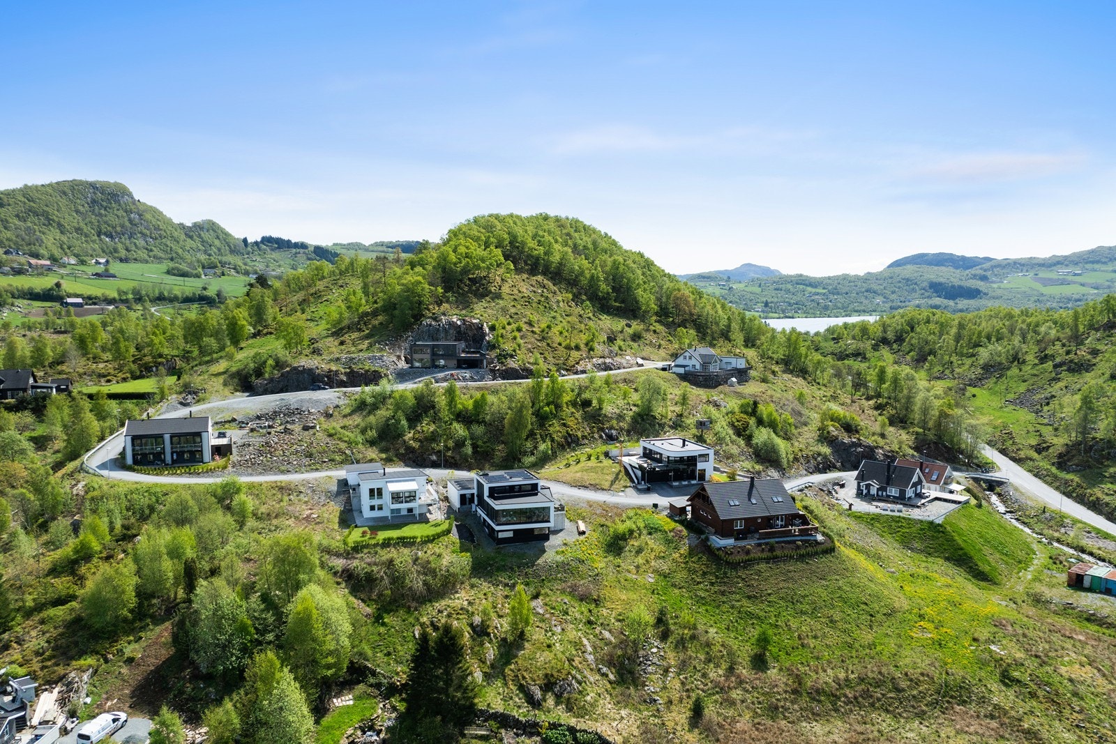 Man har også kort gange til den populære badeplassen Tangane ved Vostervannet Galleribilde